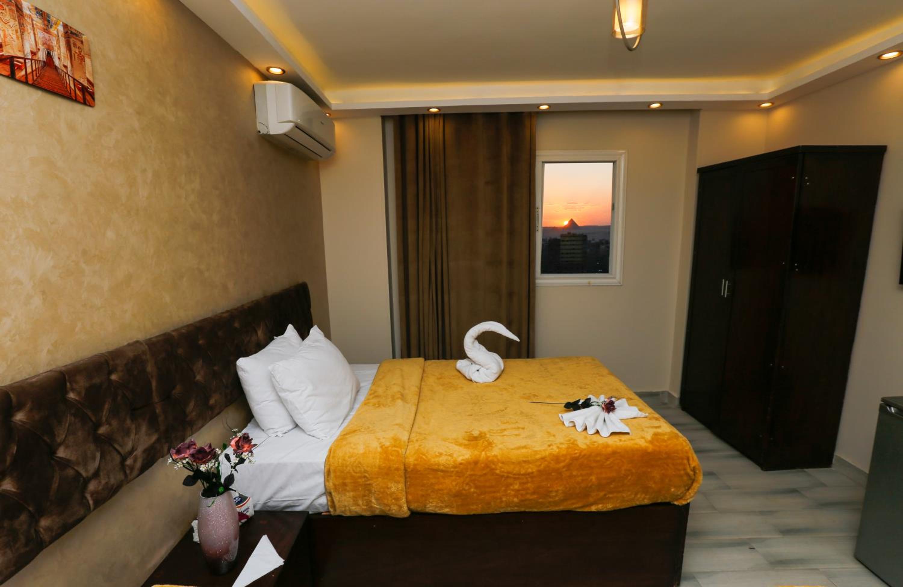 Venus Pyramids Inn - Top Roof Access W Free Break Fast