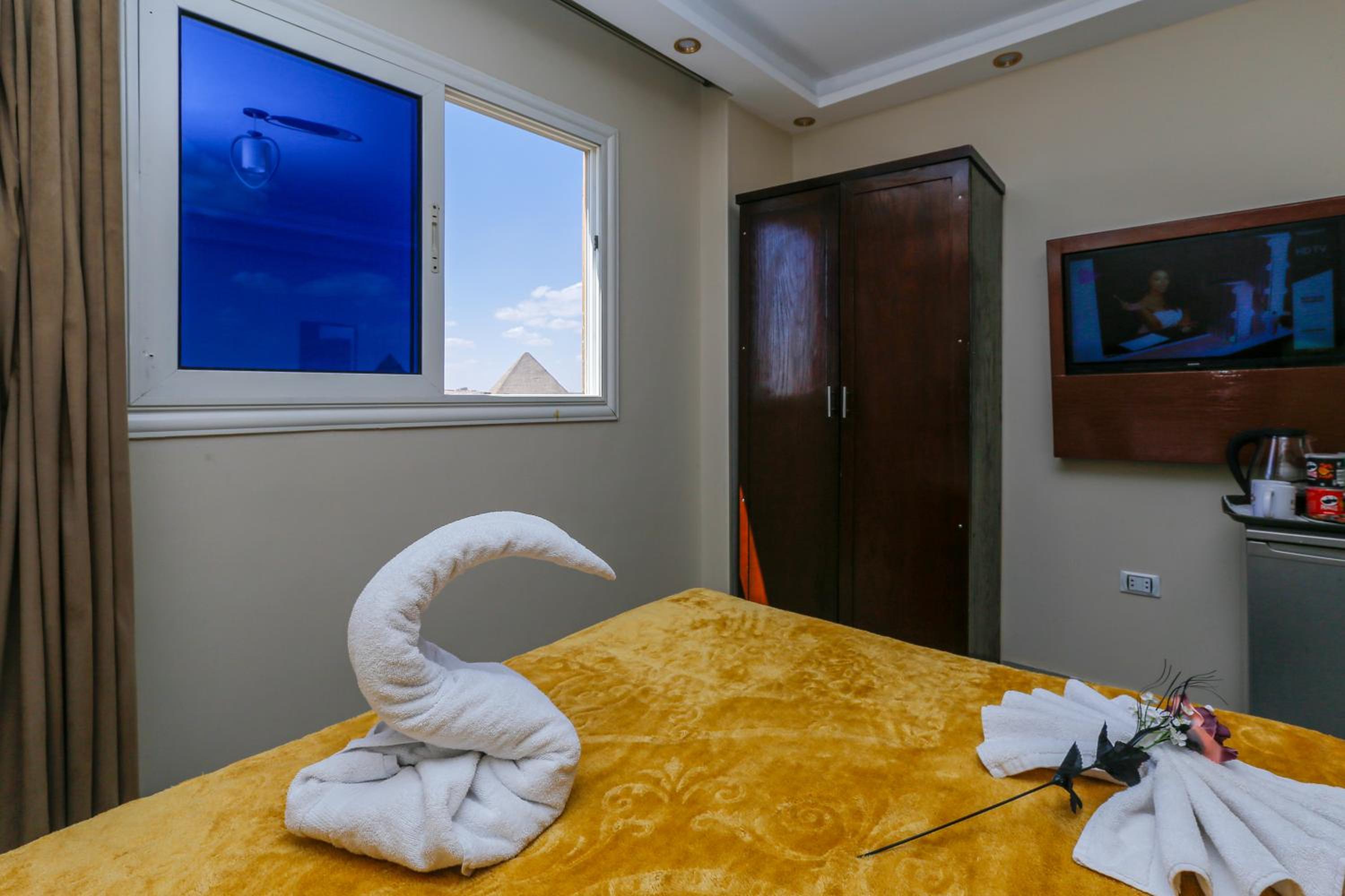 Venus Pyramids Inn - Top Roof Access W Free Break Fast