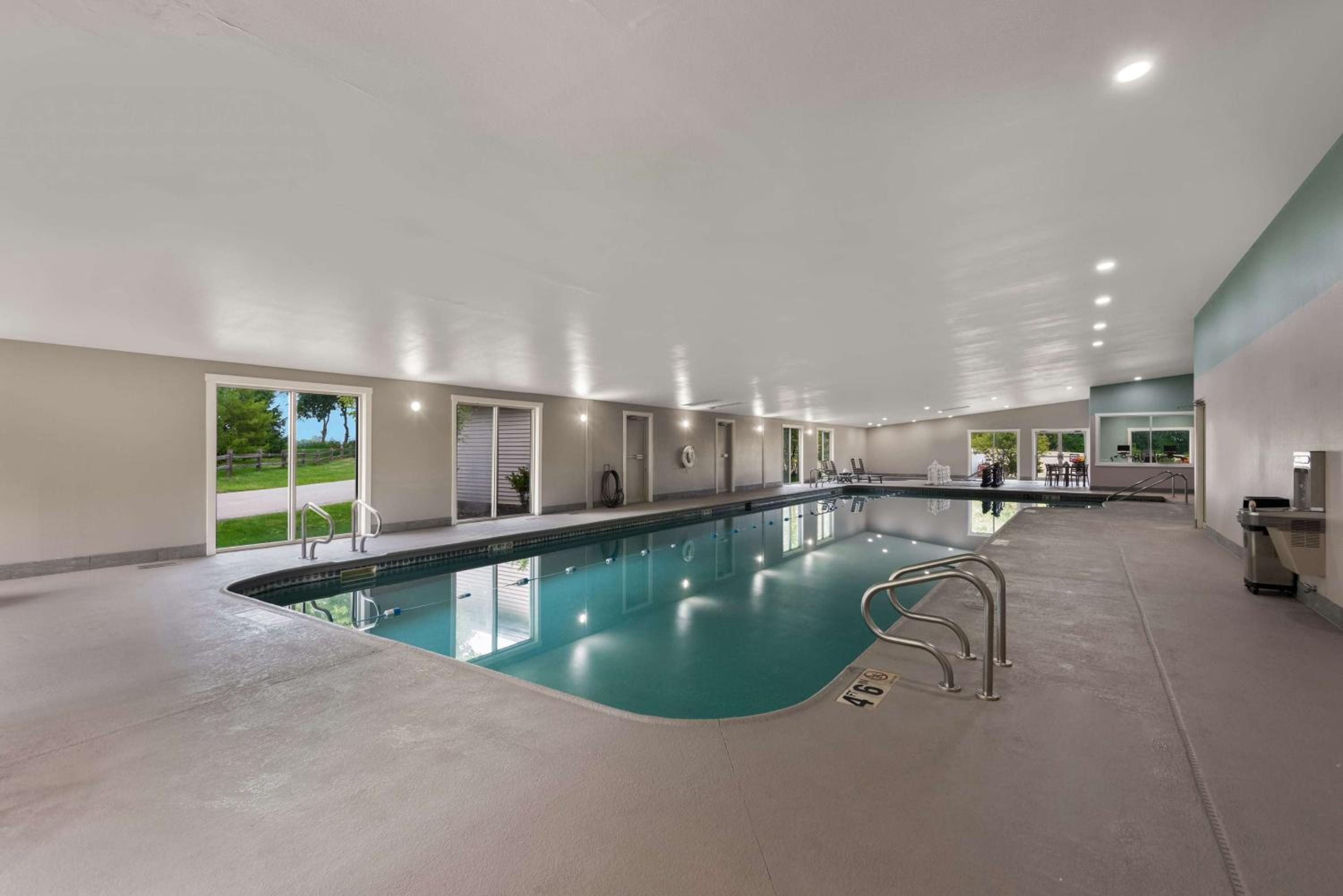 Galena Vacations - Wyndham Garden Galena Hotel  Day Spa - Property Image 2