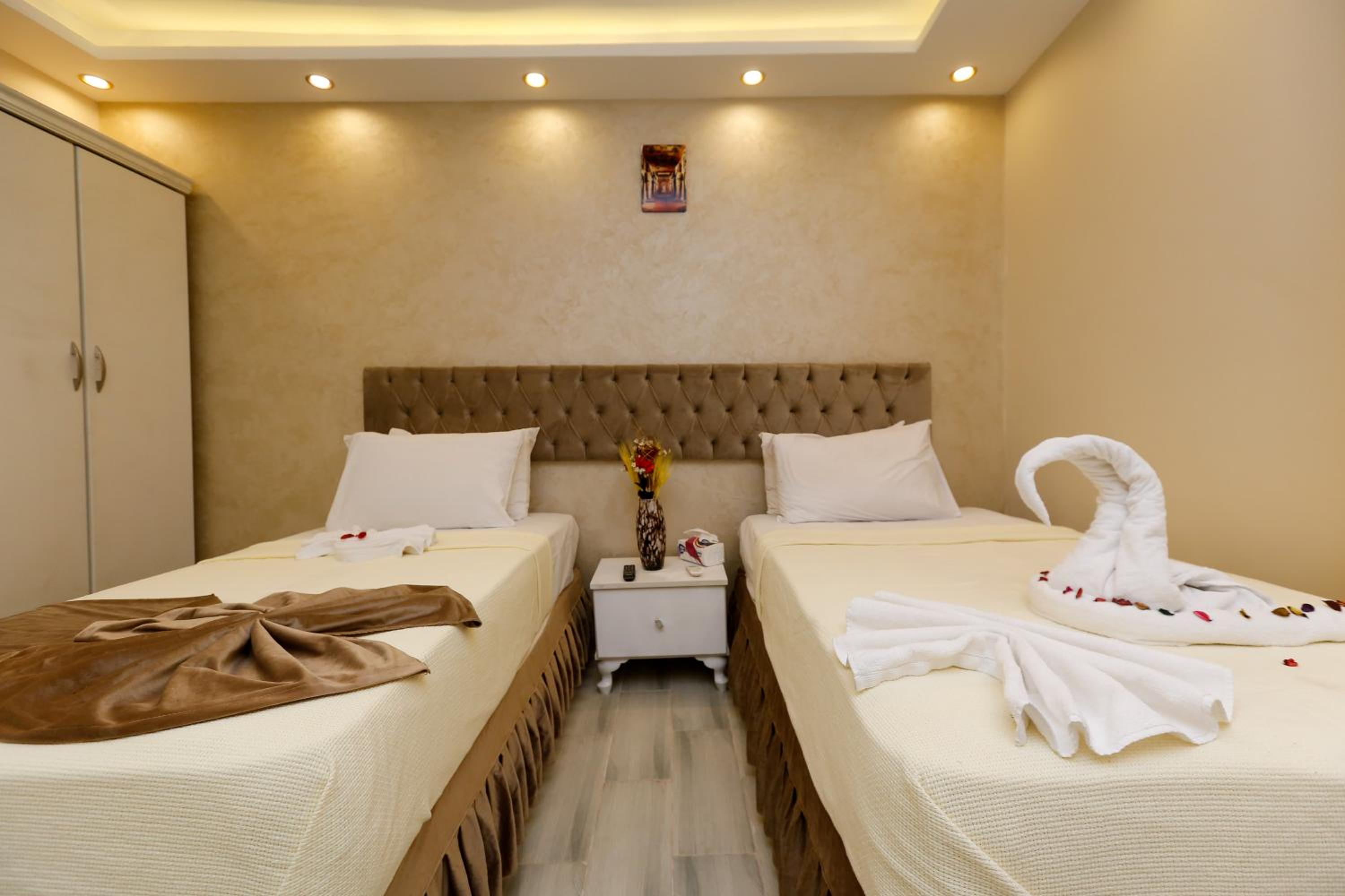 Venus Pyramids Inn - Top Roof Access W Free Break Fast