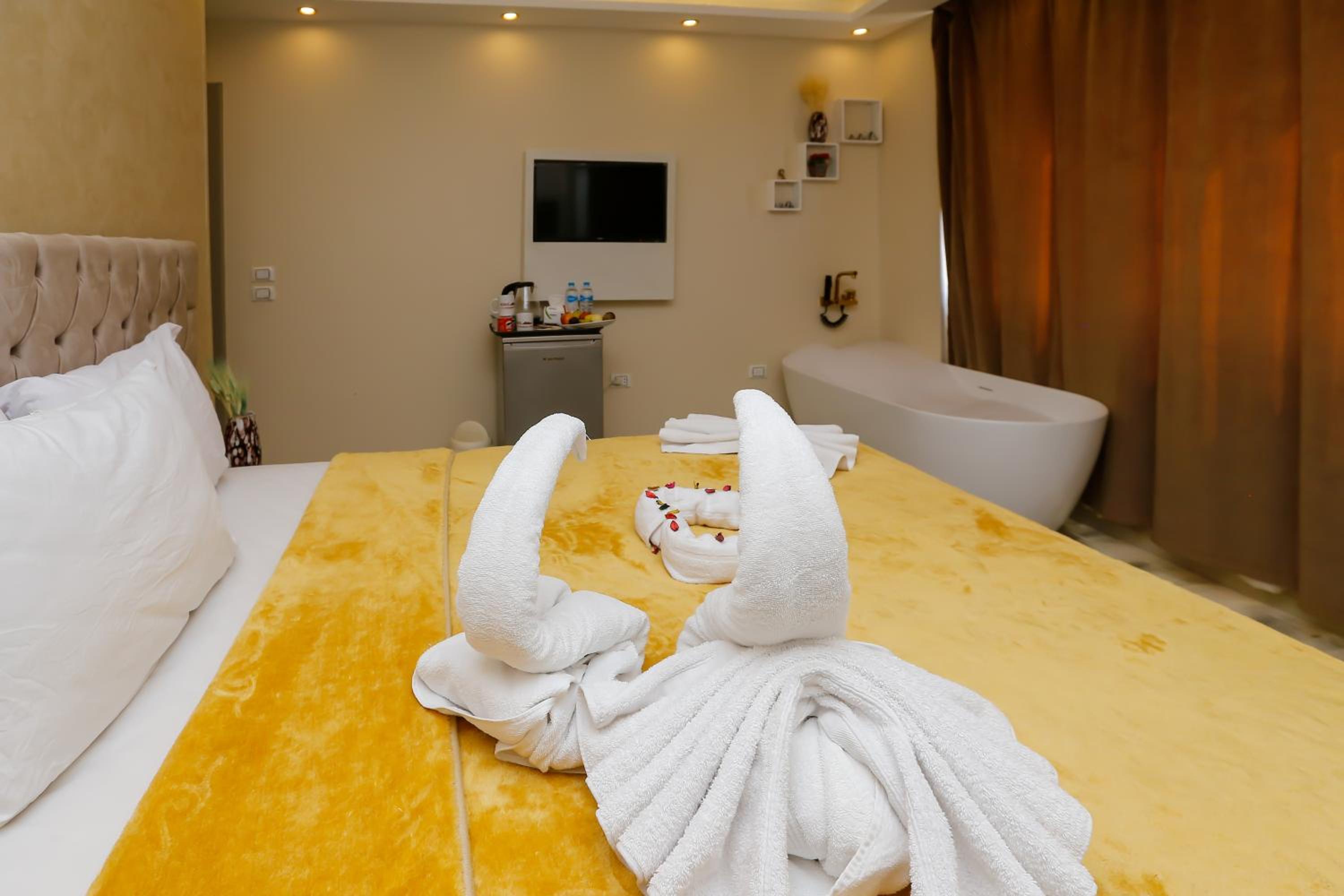 Venus Pyramids Inn - Top Roof Access W Free Break Fast