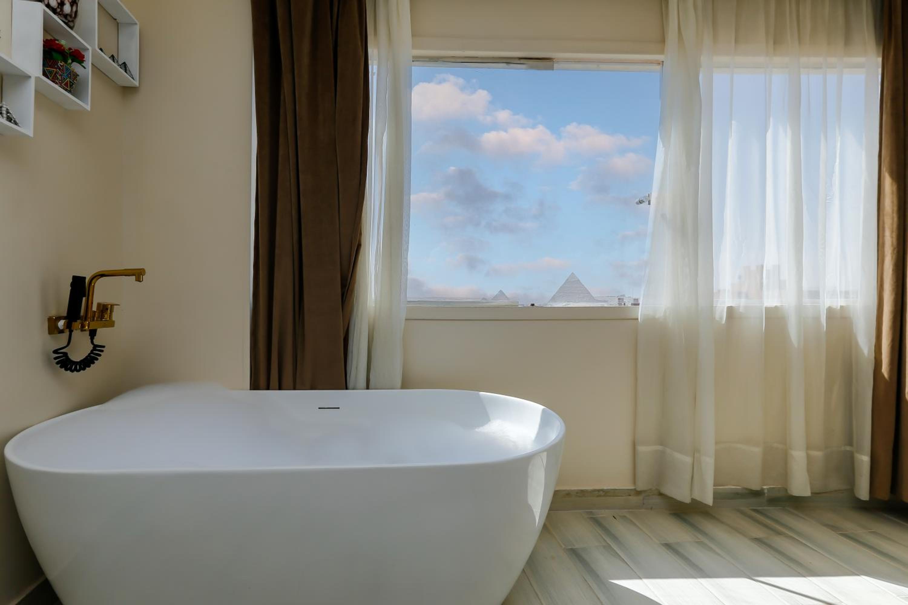 Venus Pyramids Inn - Top Roof Access W Free Break Fast