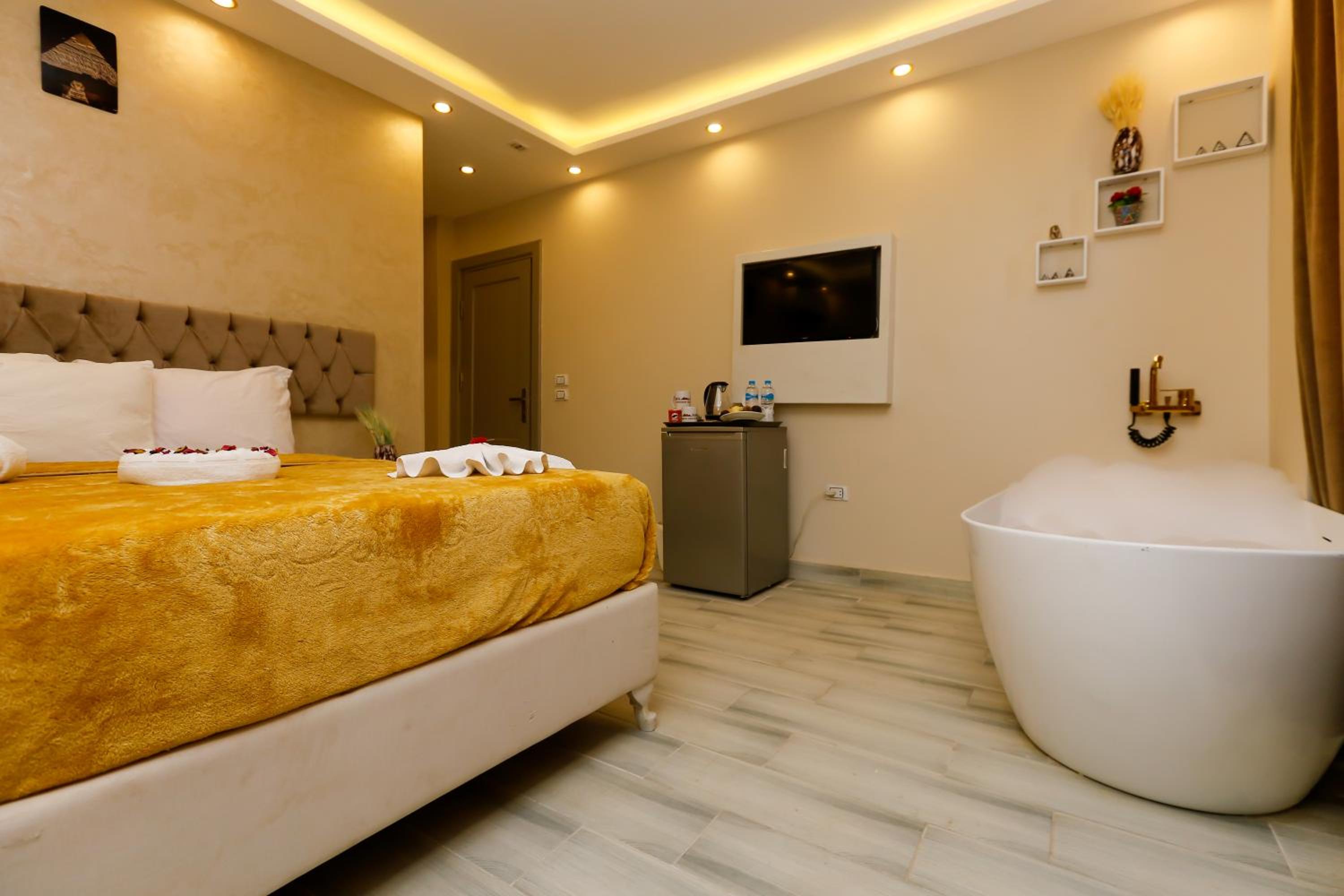 Venus Pyramids Inn - Top Roof Access W Free Break Fast