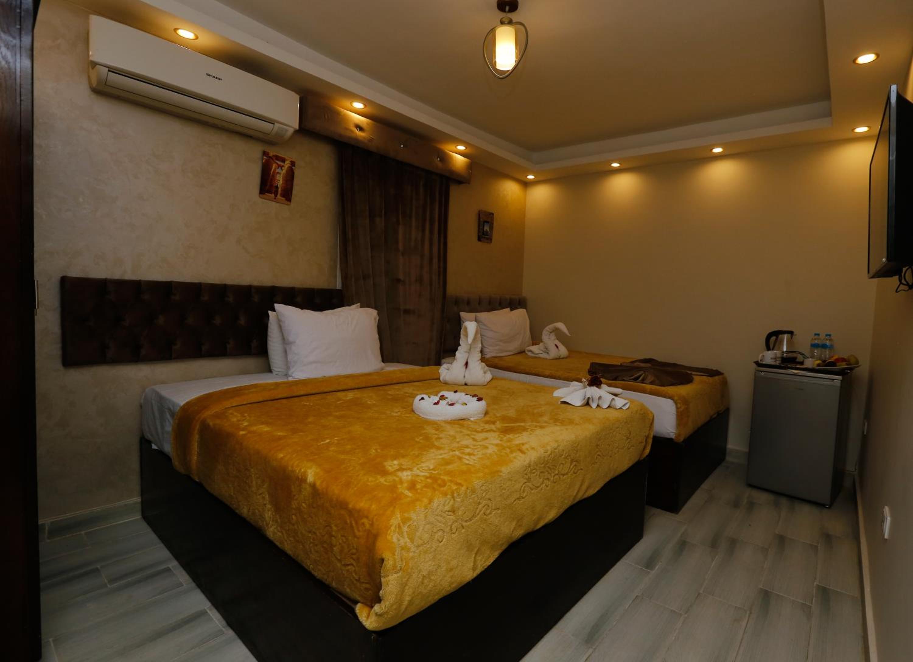 Venus Pyramids Inn - Top Roof Access W Free Break Fast