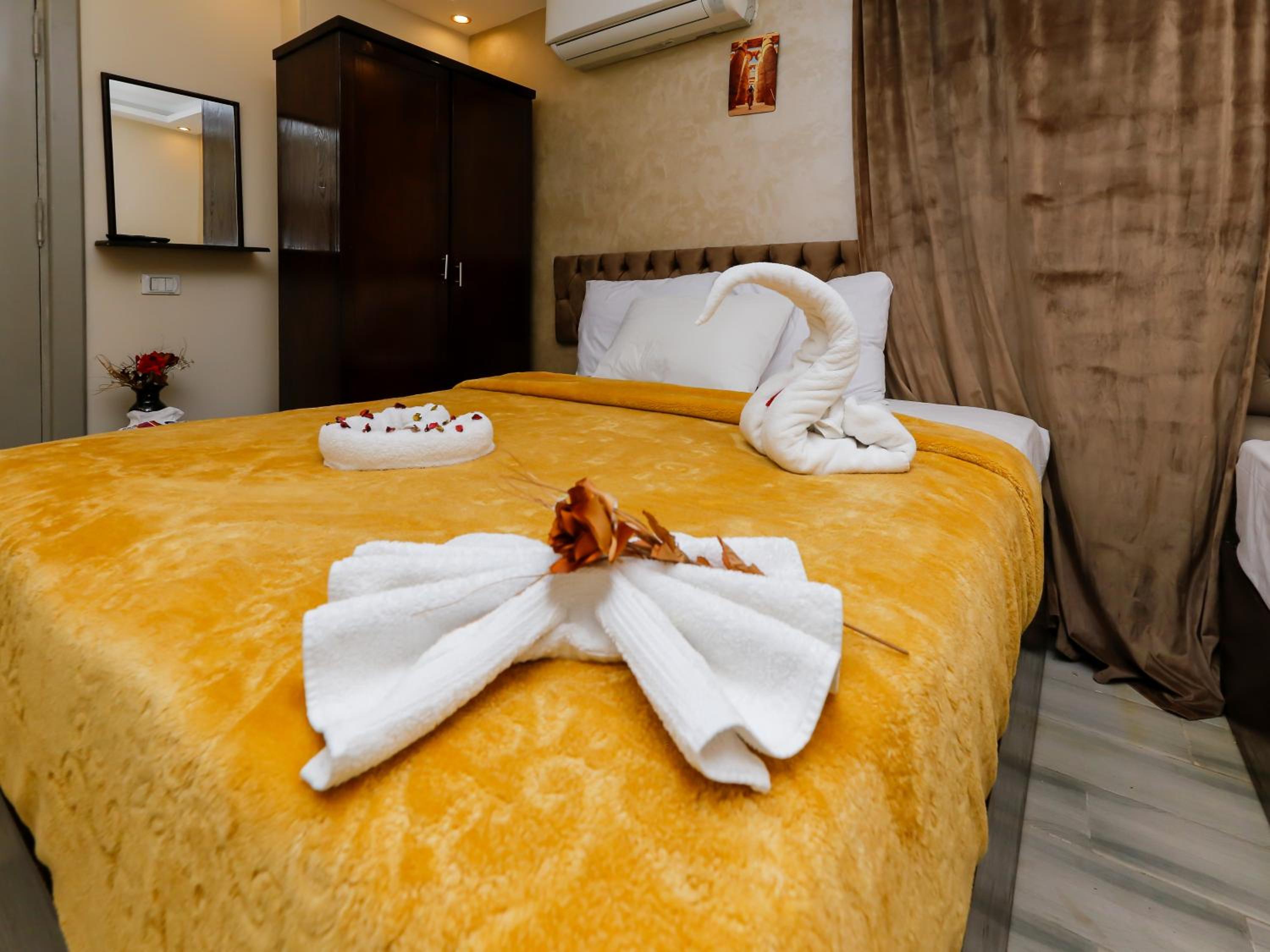 Venus Pyramids Inn - Top Roof Access W Free Break Fast