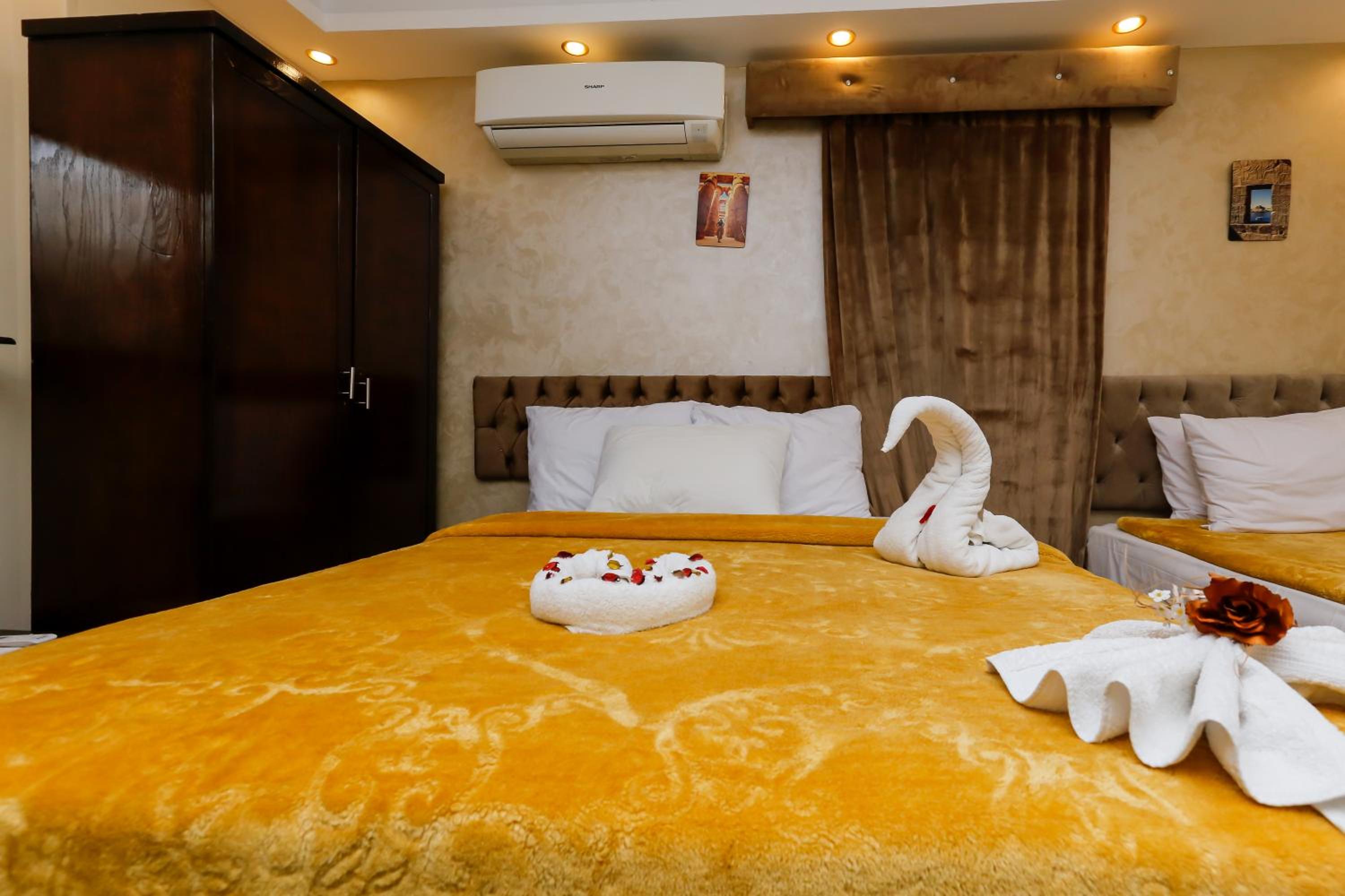 Venus Pyramids Inn - Top Roof Access W Free Break Fast