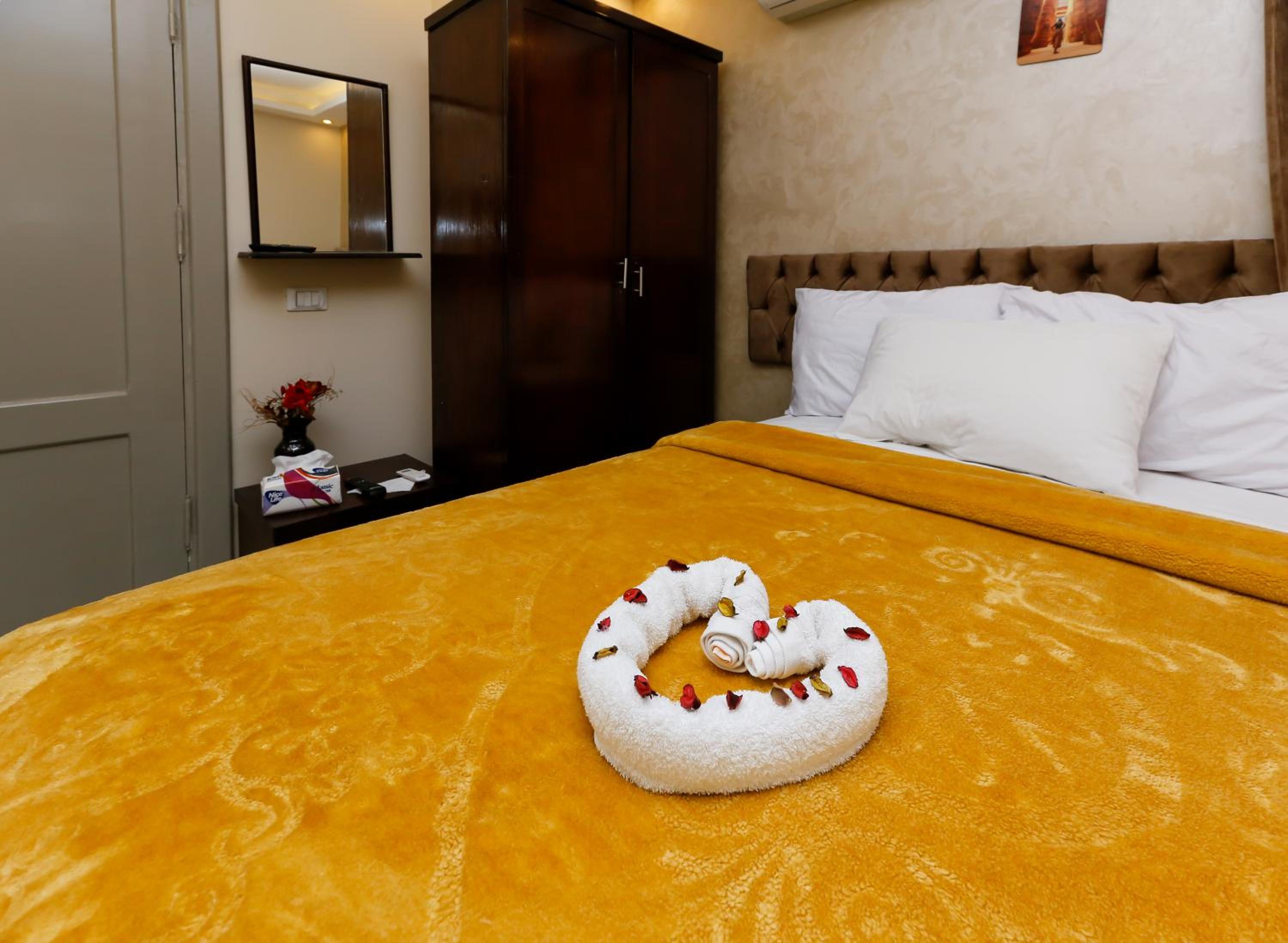 Venus Pyramids Inn - Top Roof Access W Free Break Fast