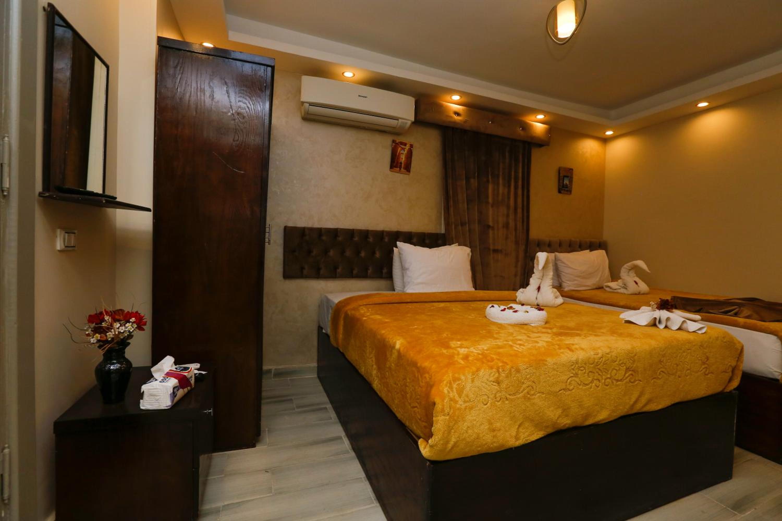 Venus Pyramids Inn - Top Roof Access W Free Break Fast