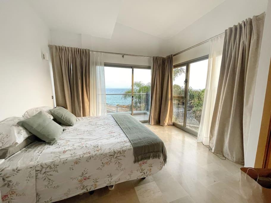 Luxury Oceanview Villa de Nava with heated private pool