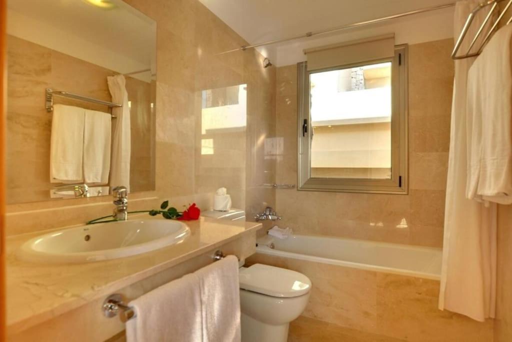 Luxury Oceanview Villa de Nava with heated private pool