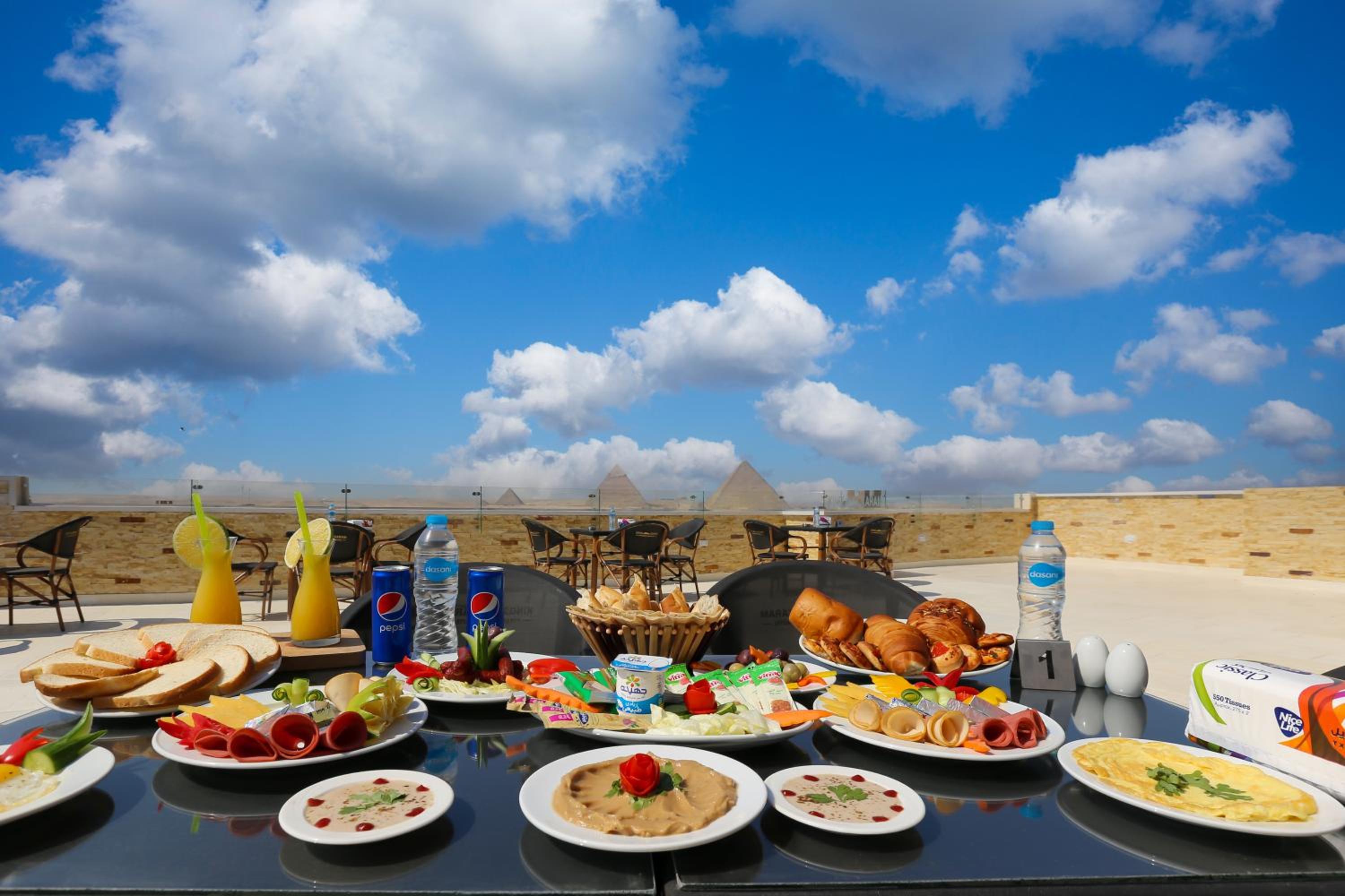Venus Pyramids Inn - Top Roof Access W Free Break Fast