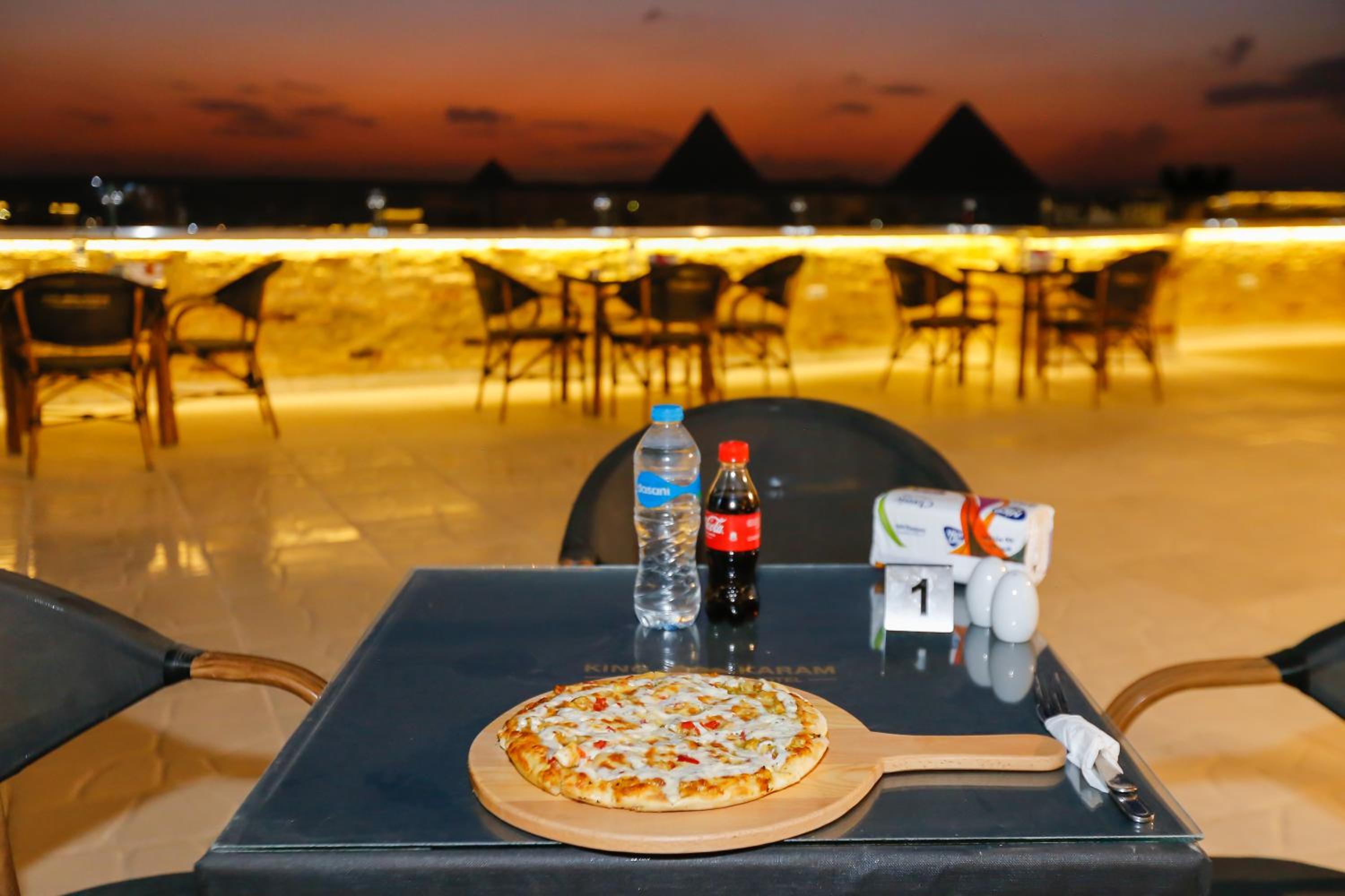 Venus Pyramids Inn - Top Roof Access W Free Break Fast