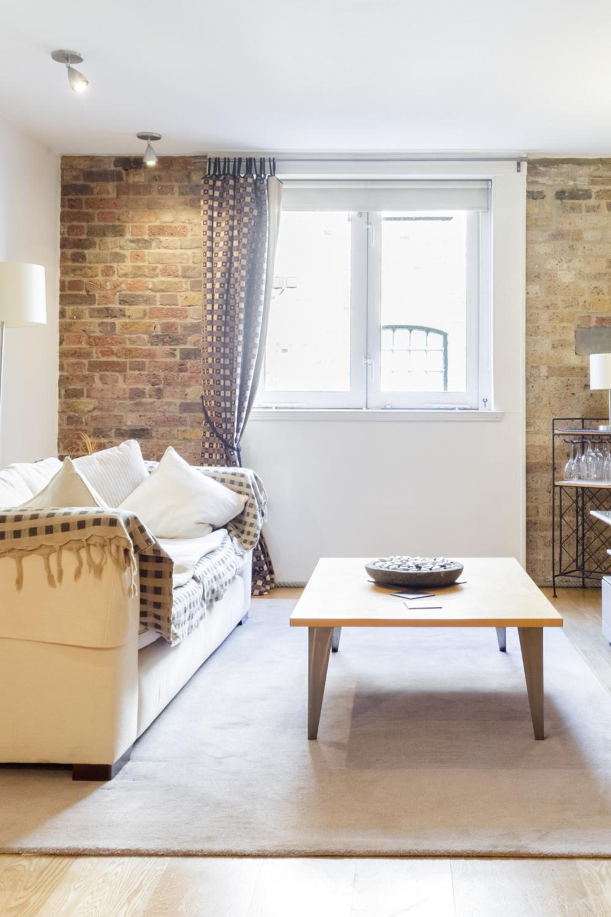 Designer Warehouse Two Bedrooms Converted, London Bridge view 2