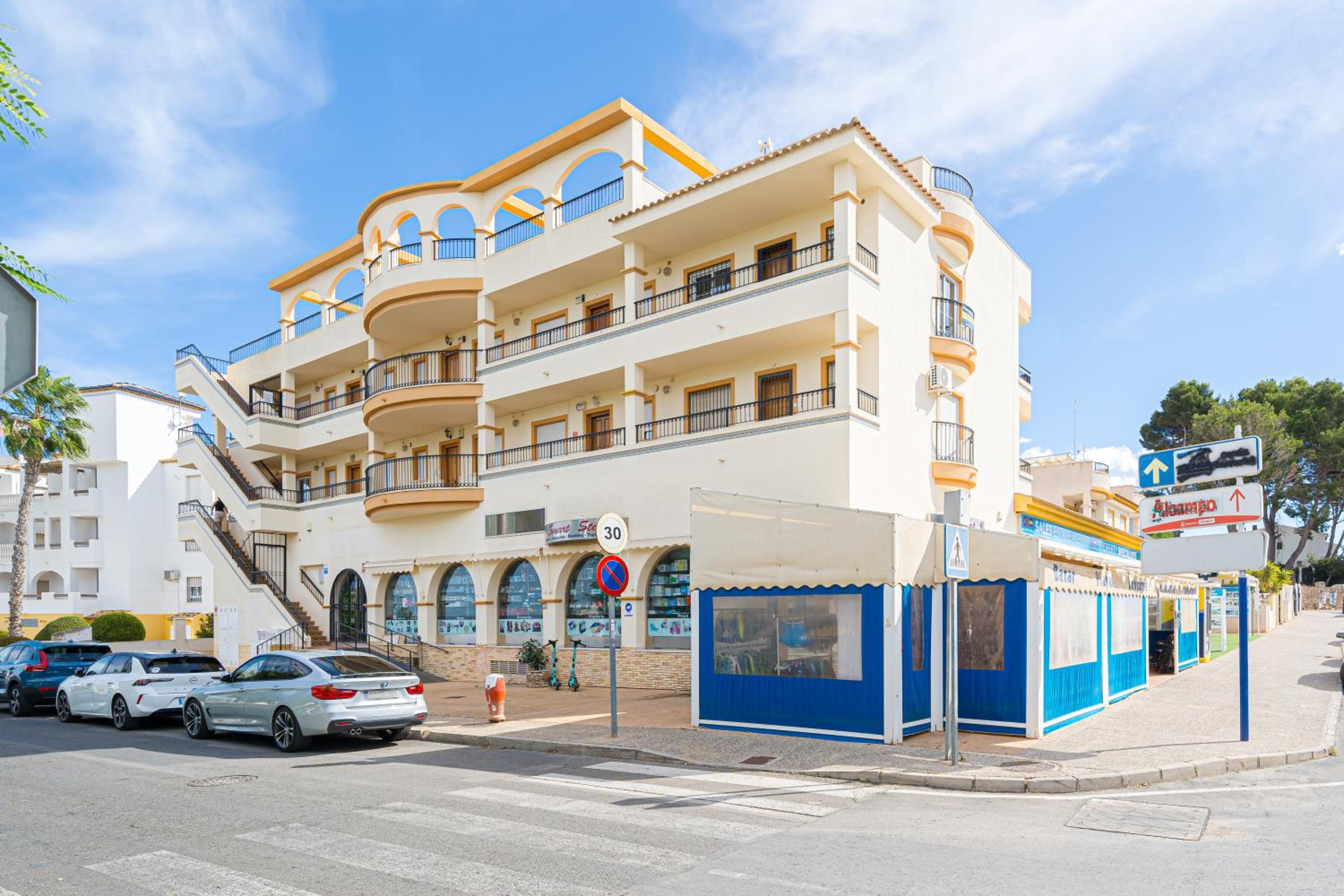 Villamartin apartment. Excellent location for Golfers, Cyclists and Hikers
