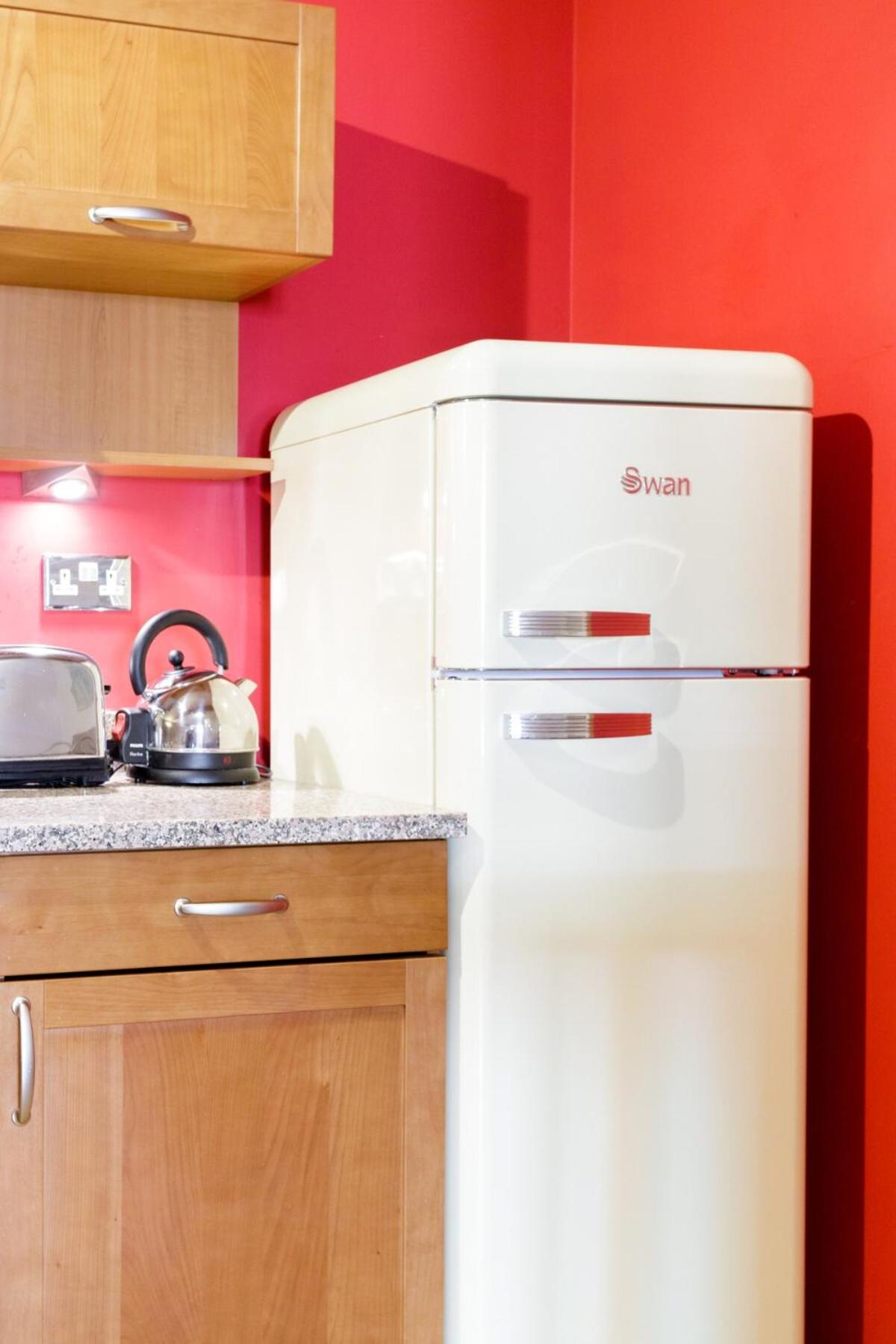 Designer Warehouse Two Bedrooms Converted, London Bridge view 5