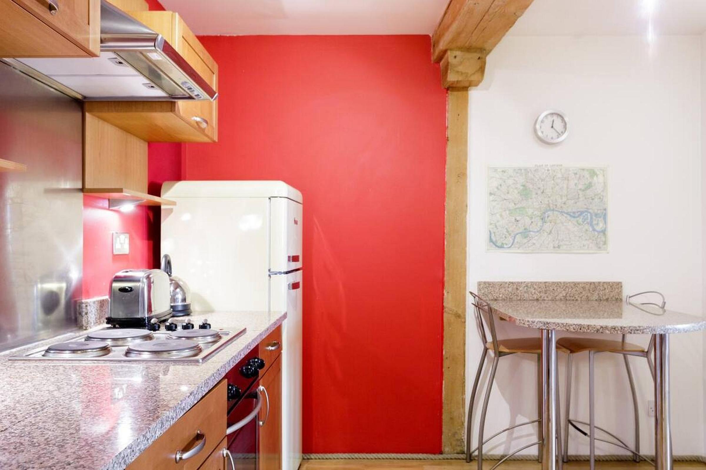 Designer Warehouse Two Bedrooms Converted, London Bridge view 4
