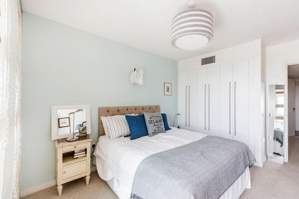 Large One Bed Riverside Apartment in Battersea view 2