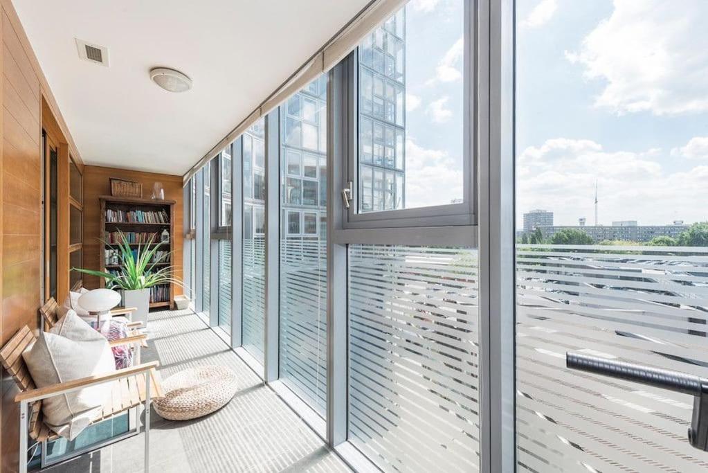 Large One Bed Riverside Apartment in Battersea view 3