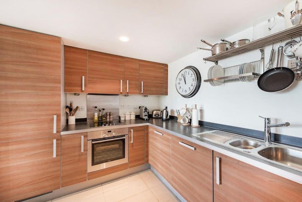 Large One Bed Riverside Apartment in Battersea view 4