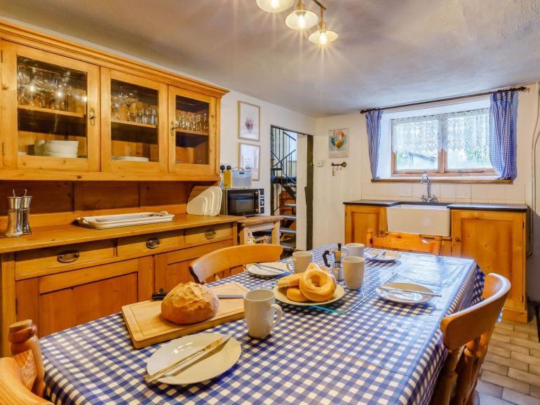 Hope Cottage - chocolate box thatch in Chittlehampton, North Devon view 4