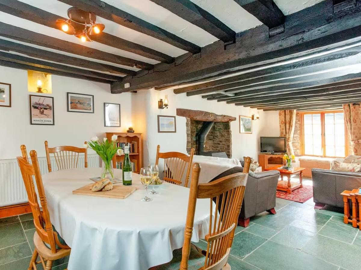Hope Cottage - chocolate box thatch in Chittlehampton, North Devon view 2