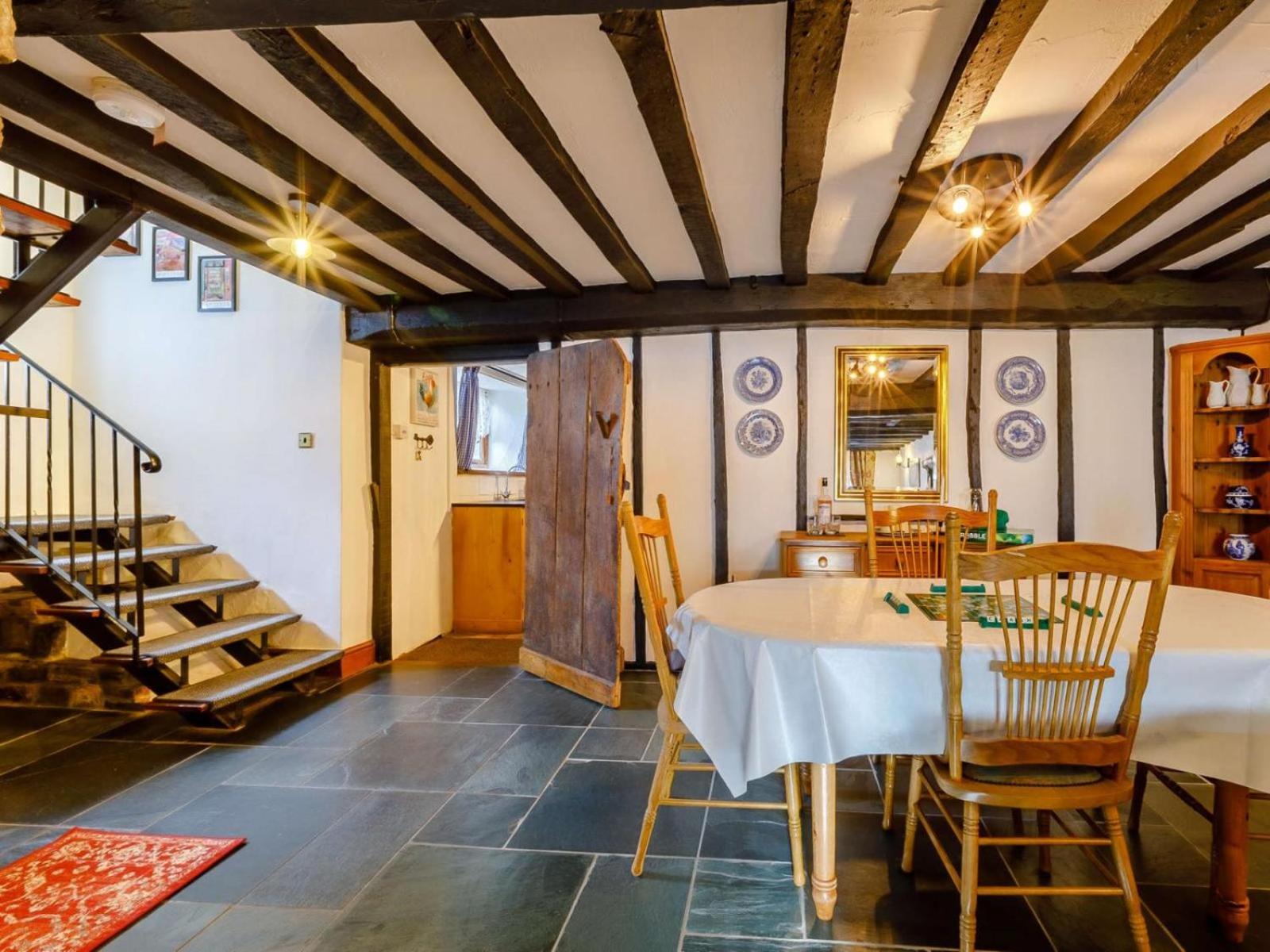 Hope Cottage - chocolate box thatch in Chittlehampton, North Devon view 3