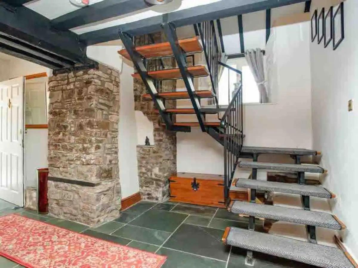 Hope Cottage - chocolate box thatch in Chittlehampton, North Devon view 5