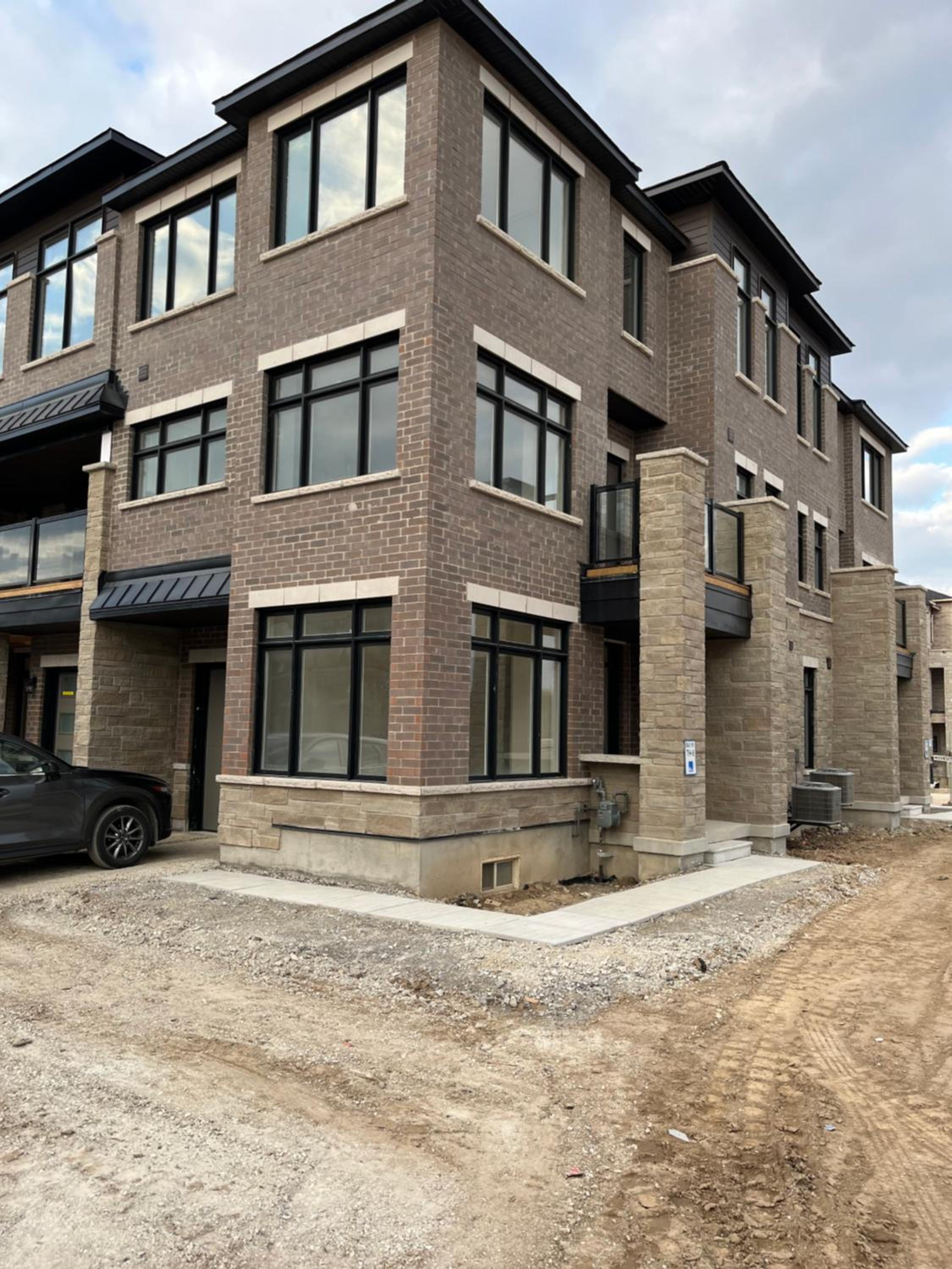Luxury Townhouse In Milton