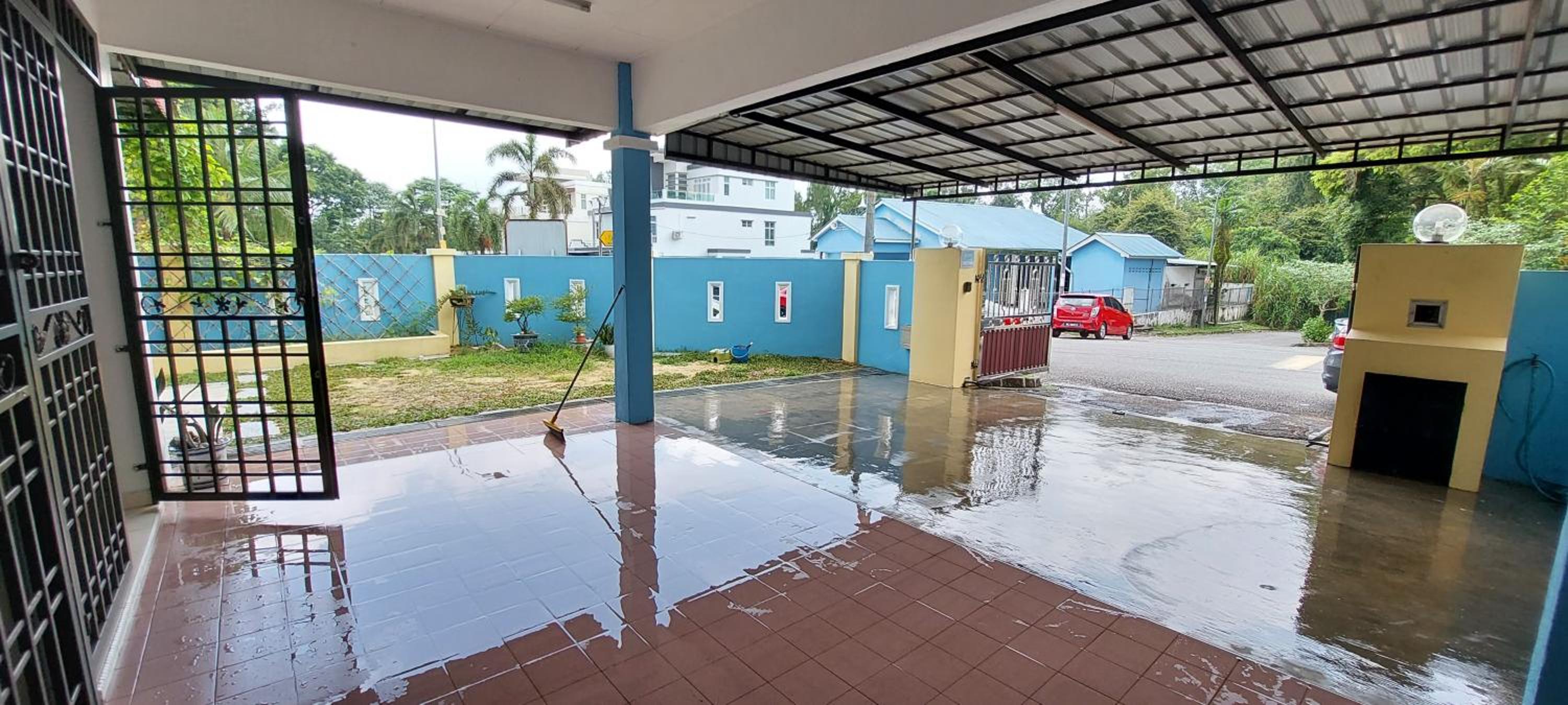 Johor Bahru 6 Bedrooms Corner House: Big & Comfort