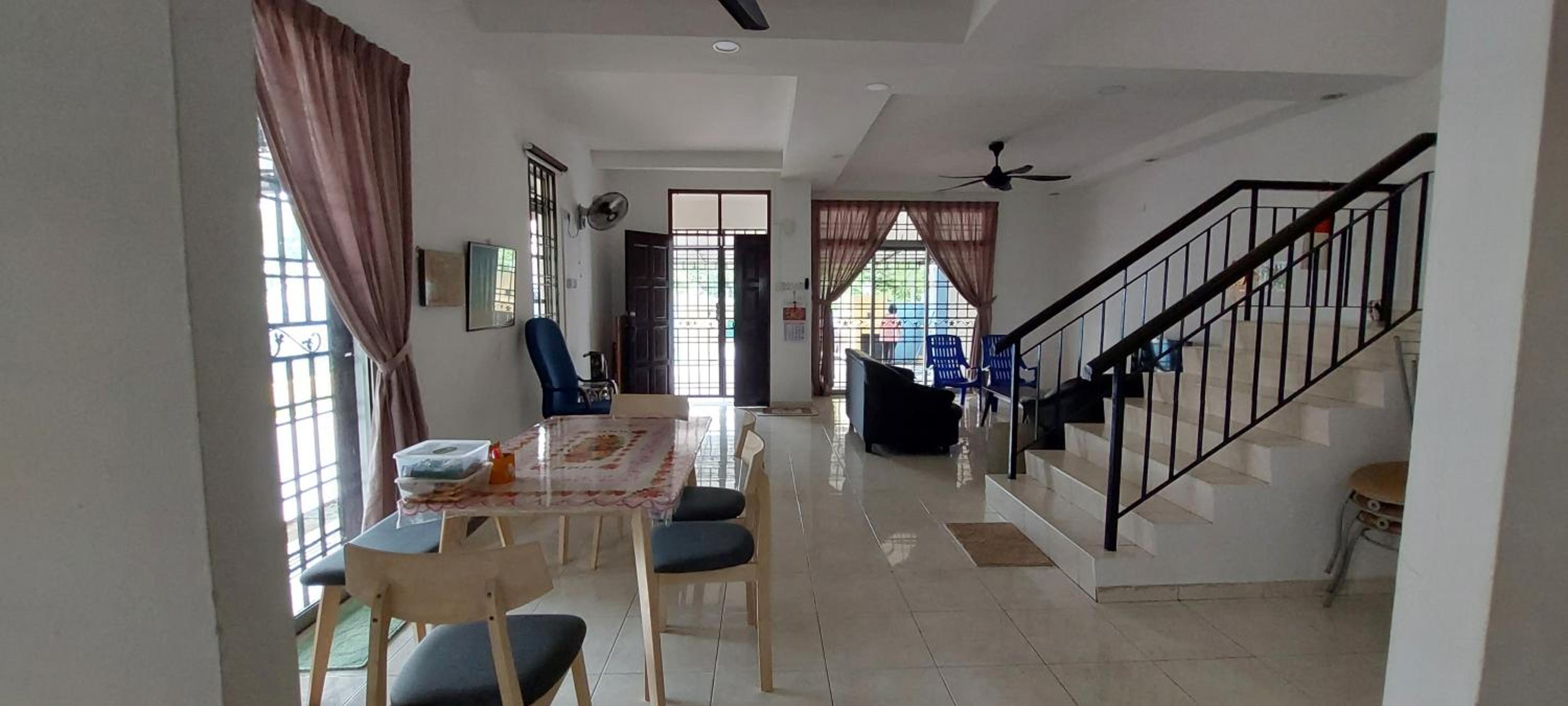 Johor Bahru 6 Bedrooms Corner House: Big & Comfort