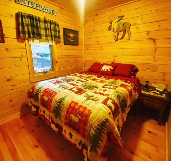 Couples Getaway Log Cabin in the White Mountains view 4