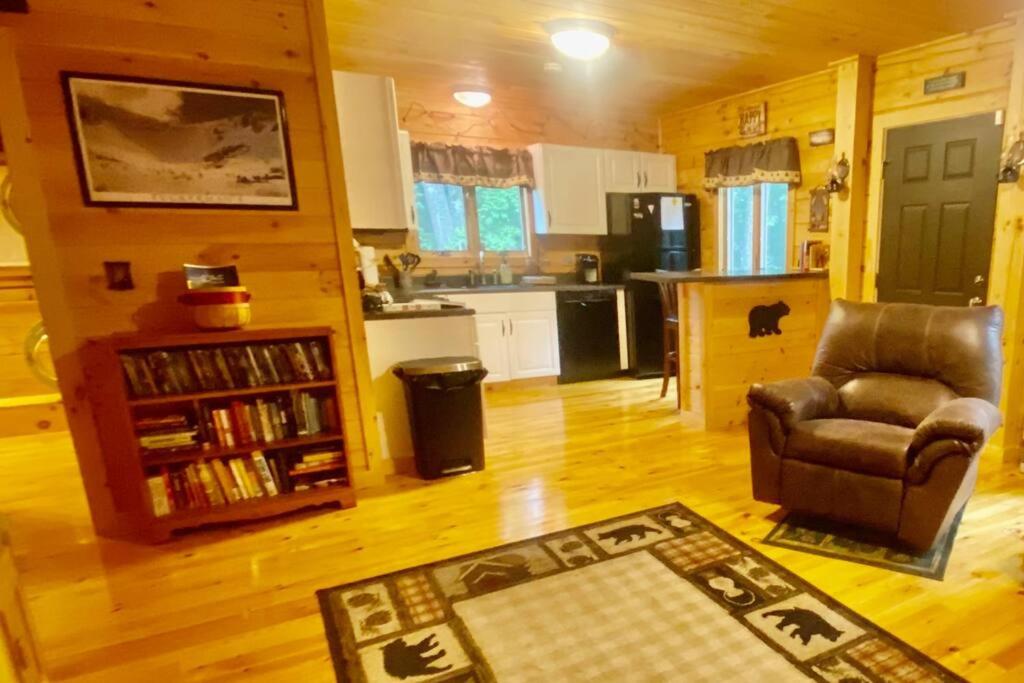 Couples Getaway Log Cabin in the White Mountains view 3