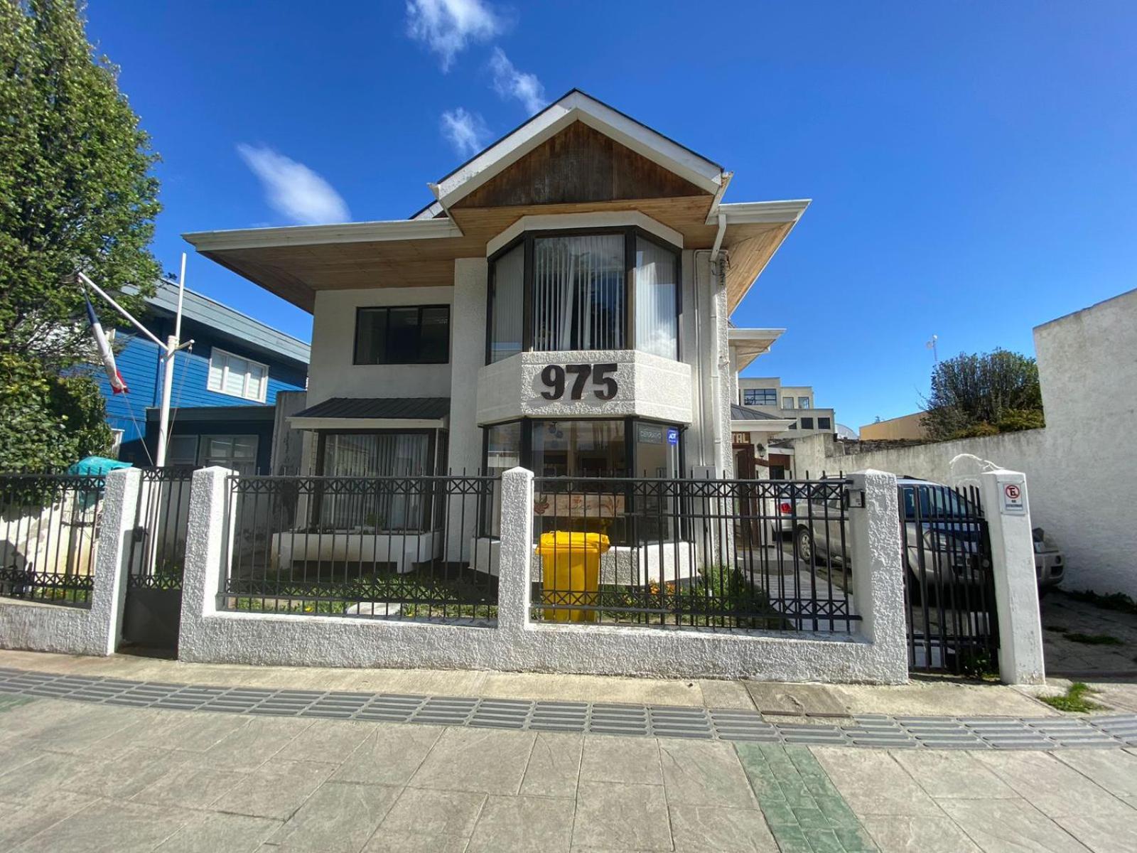 Hotel Karol Hostal - Image 1