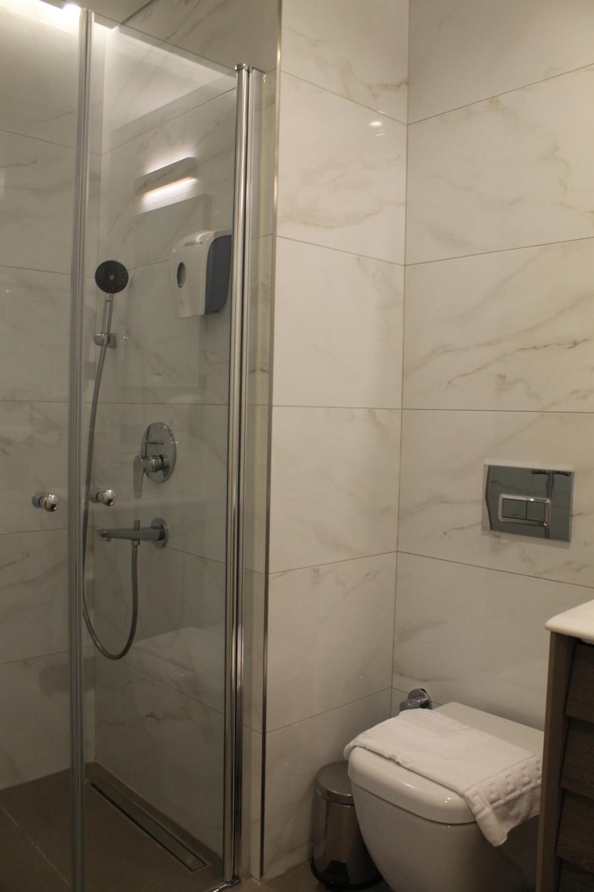 Garlon Residence - Image 178