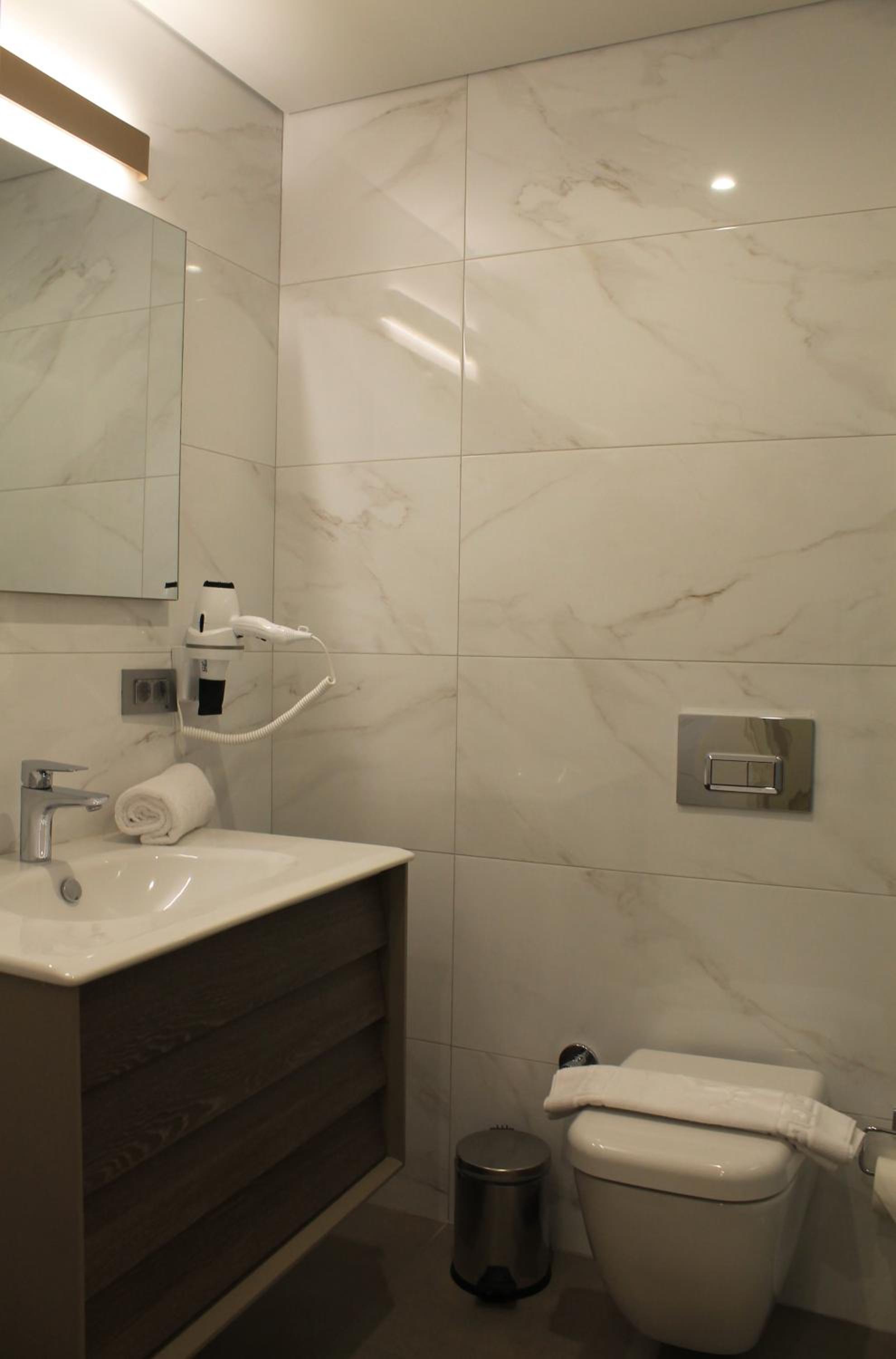 Garlon Residence - Image 184