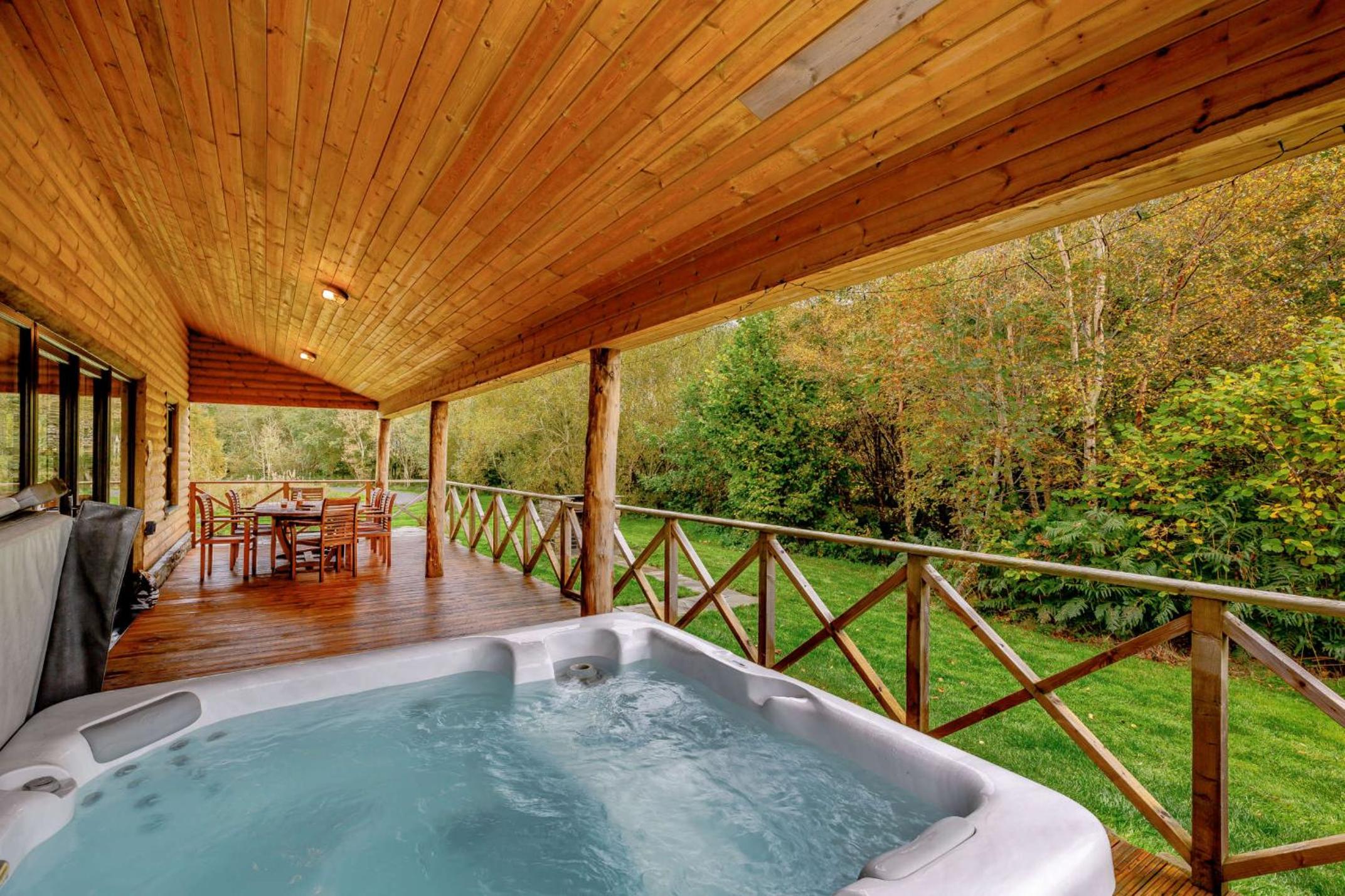 Rhosllyn Retreats - Lakeside Lodge view 4