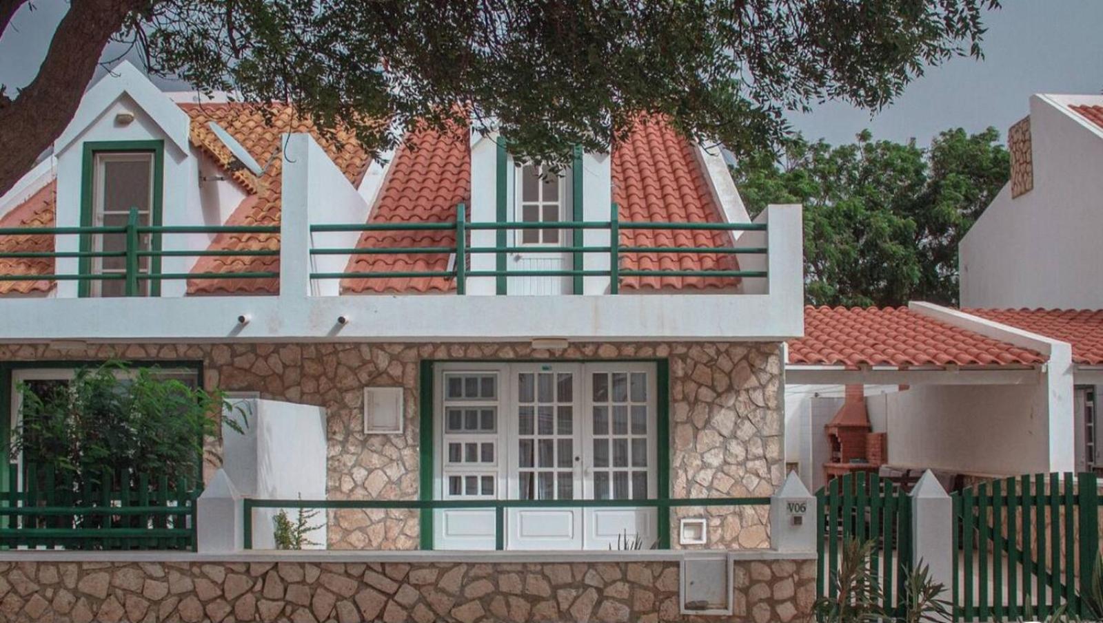 Vila na Mágica Baía da Murdeira