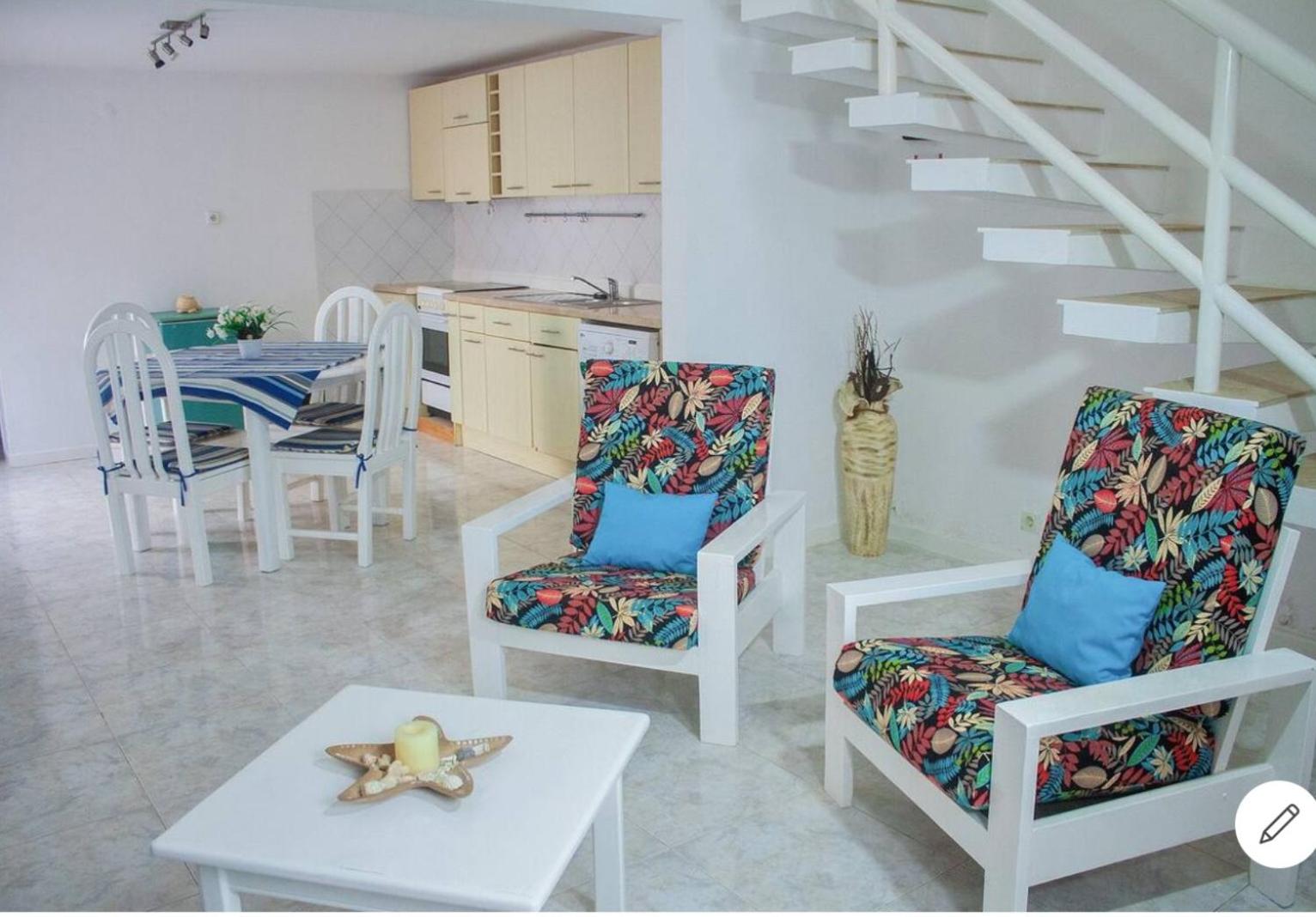 Vila na Mágica Baía da Murdeira