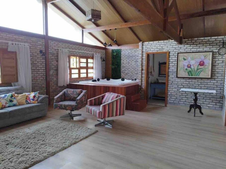 Sitio com jaccuzi, fogão a lenha
