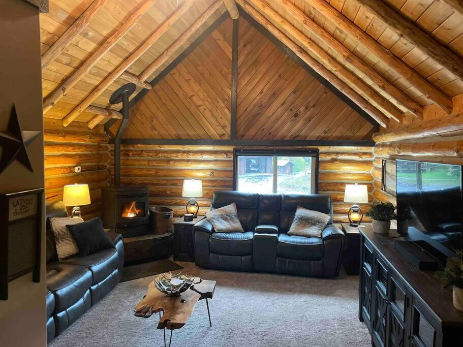 Little Cabin in the Woods. view 4