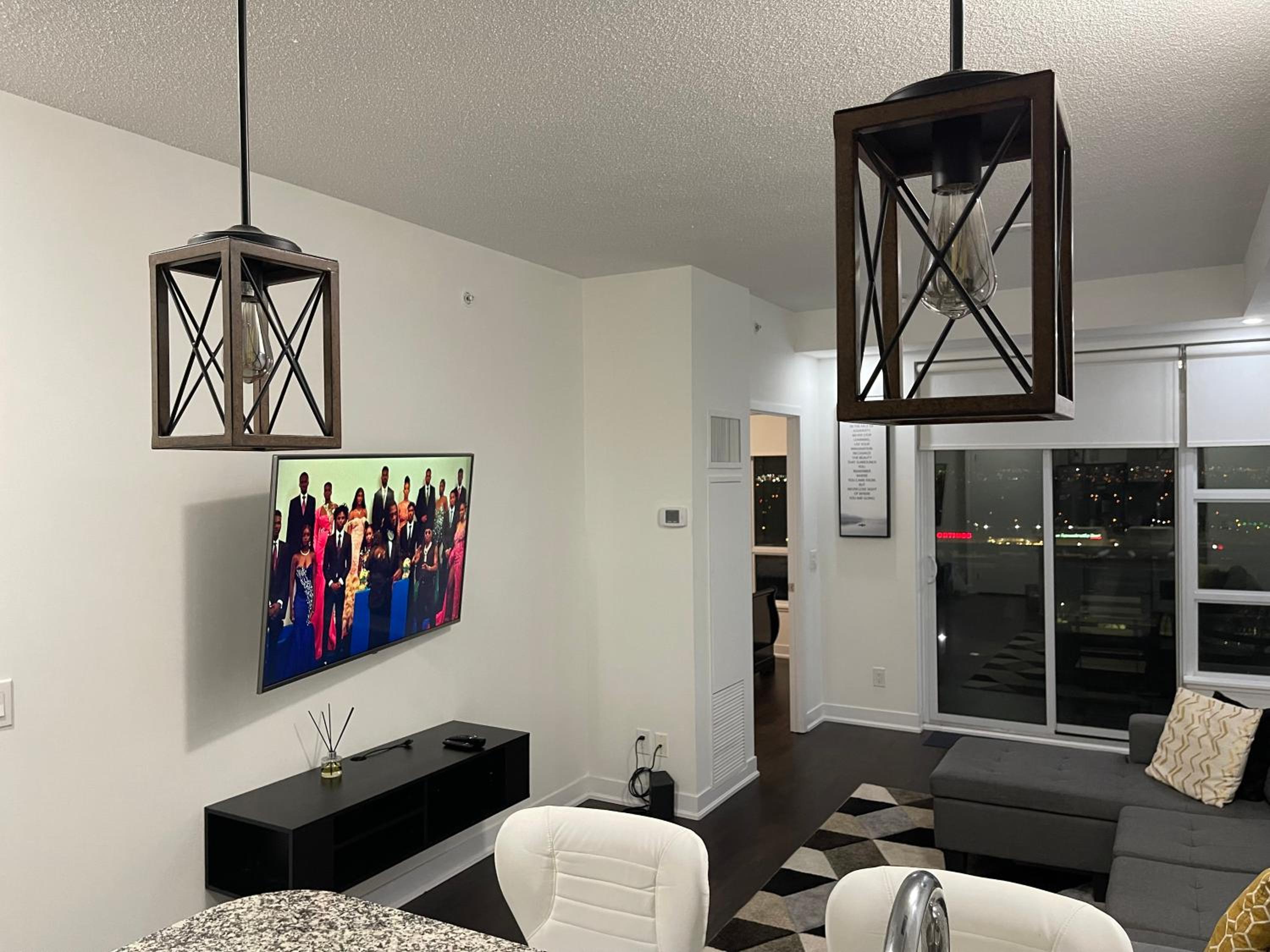 Luxury Condo with city skyline views - Mins to YYZ
