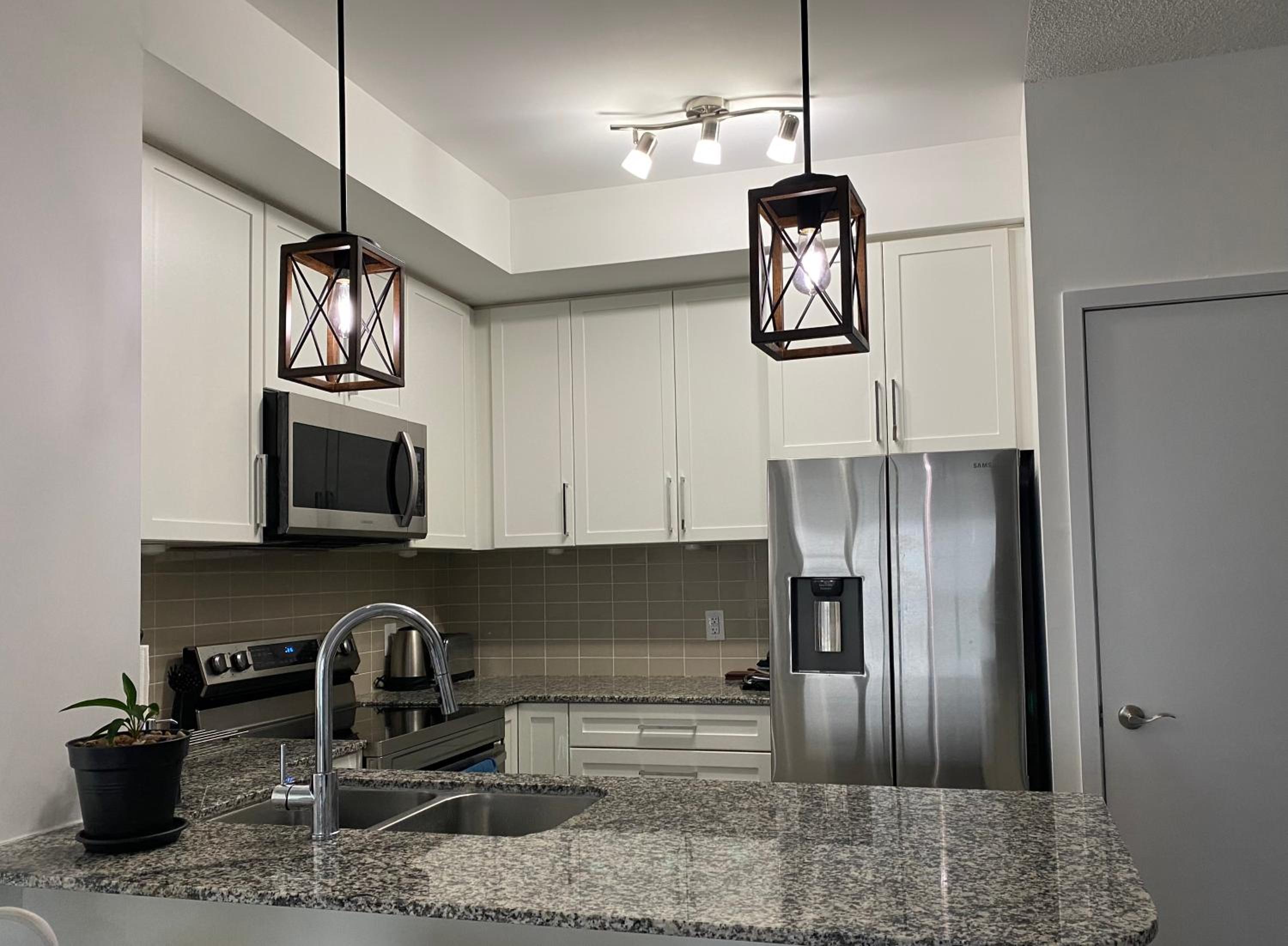 Luxury Condo with city skyline views - Mins to YYZ