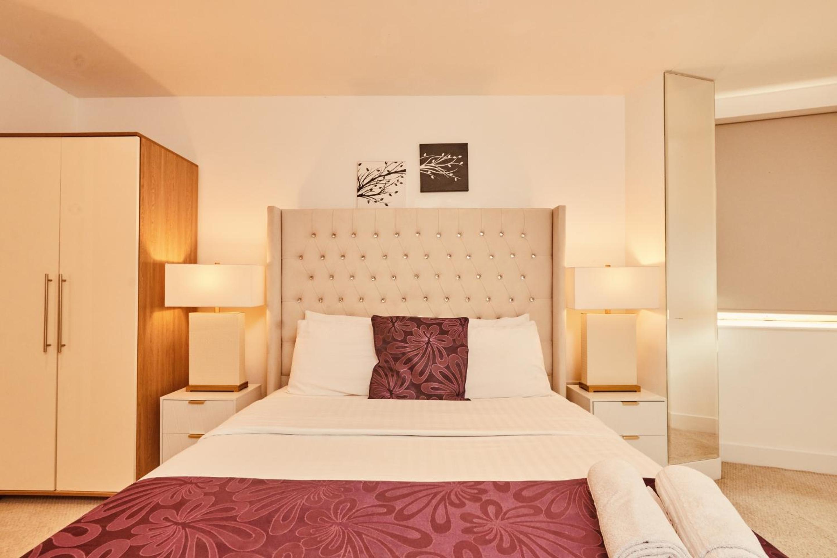 Modern Leeds City Apartment view 4
