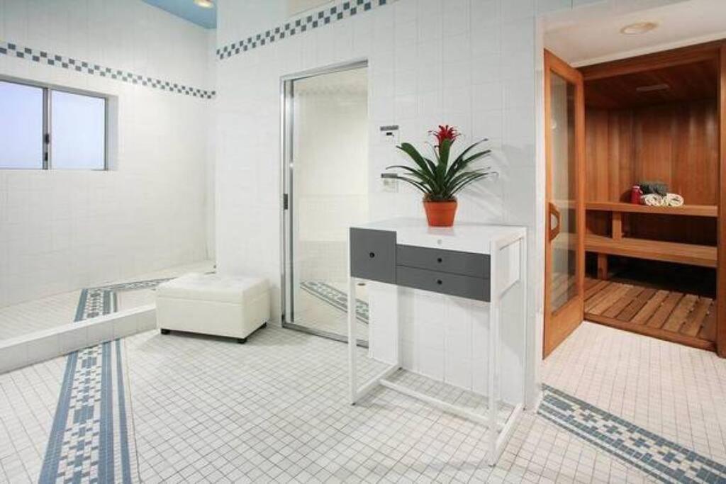 Jetliner 180' City/Ocean Views! Huge sauna/steam!