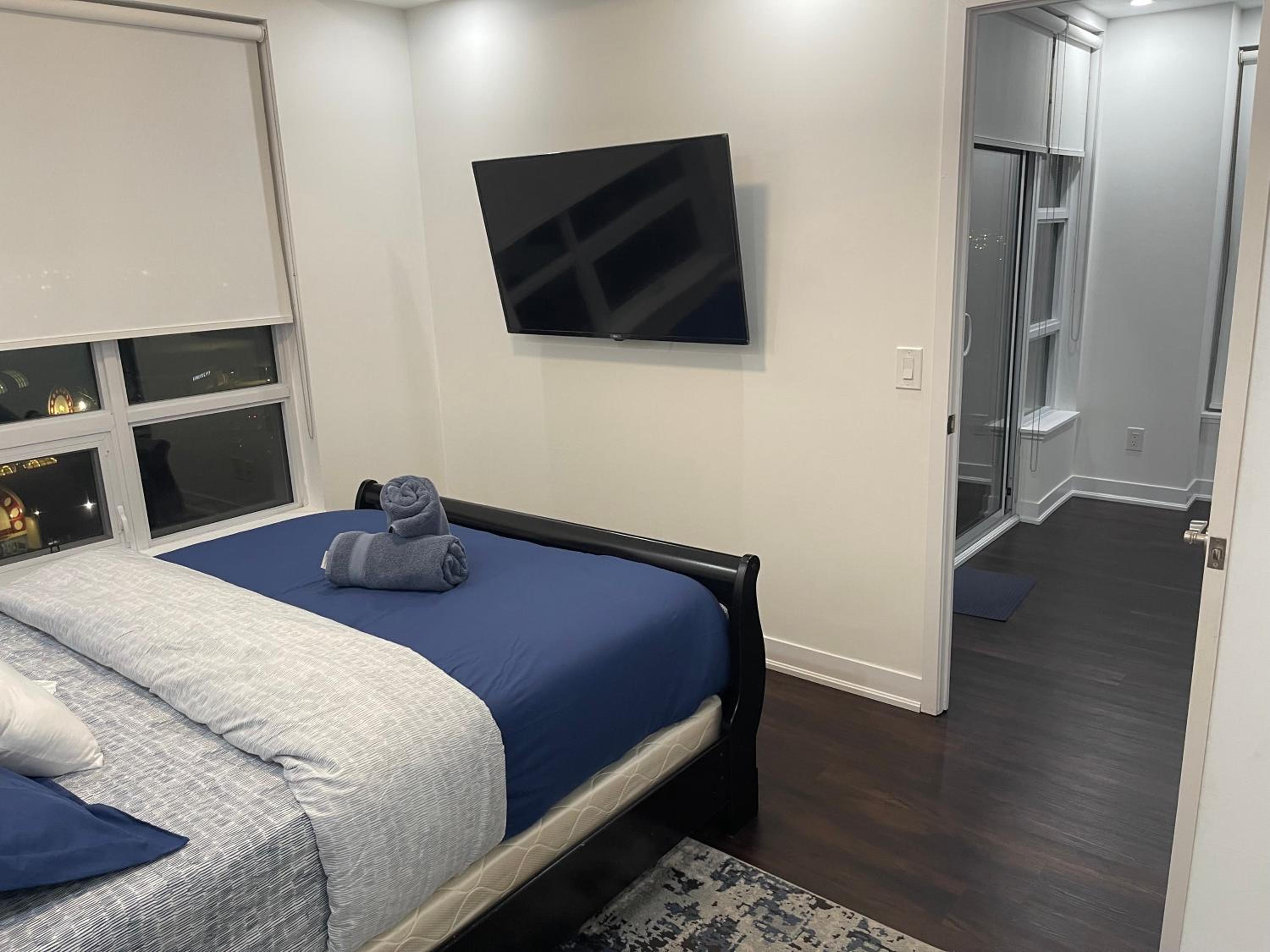 Luxury Condo with city skyline views - Mins to YYZ