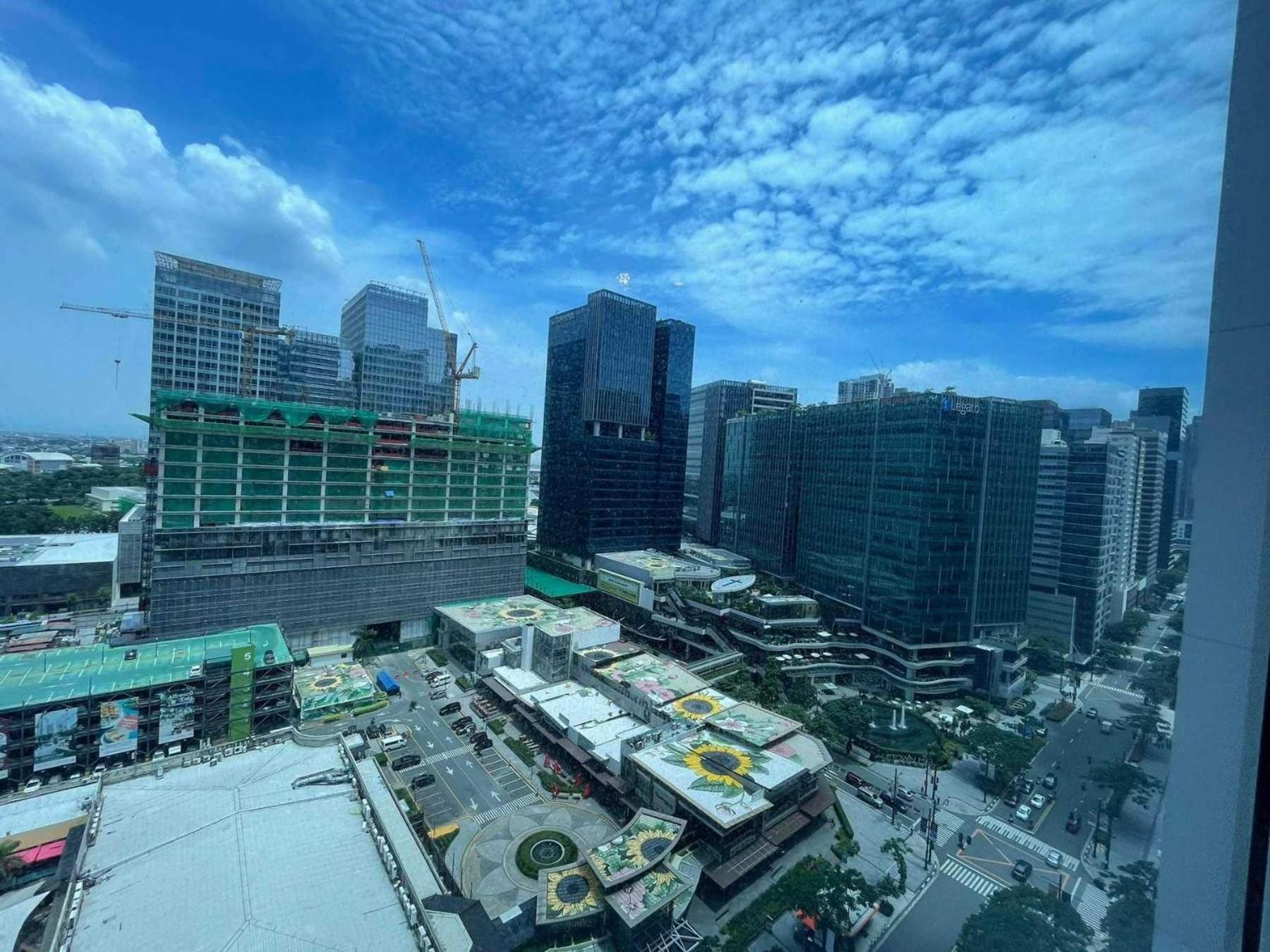 Spacious 2BR Apartment in BGC with Workspace & Washer view 3