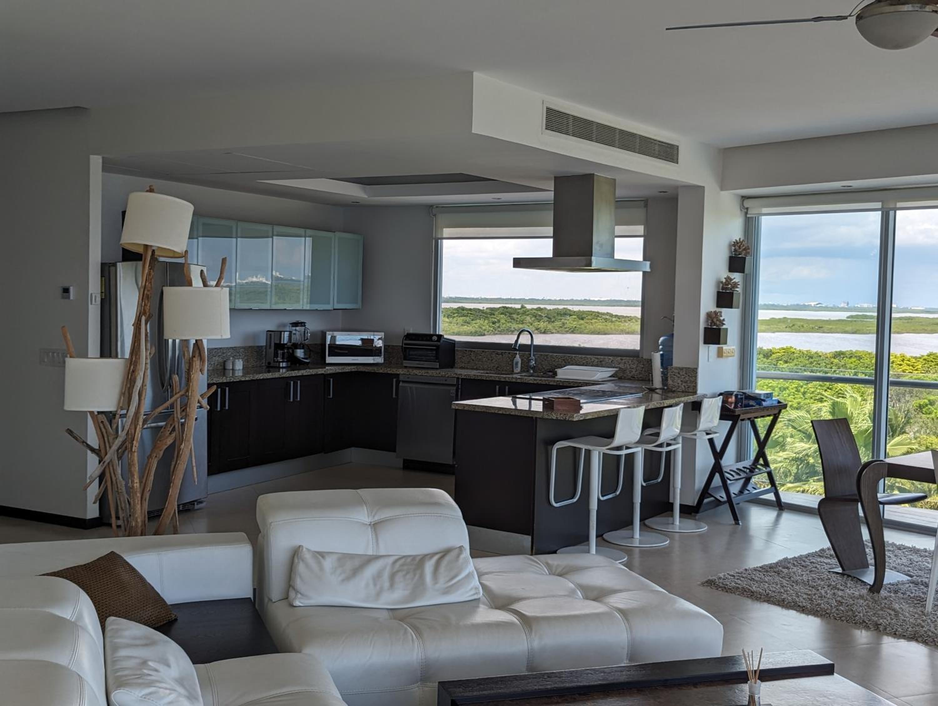 Peninsula Luxury Apartments with ocean front and espectacular views - no pets