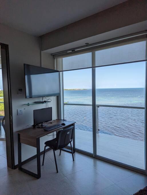 Peninsula Luxury Apartments with ocean front and espectacular views - no pets