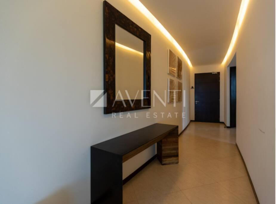 Peninsula Luxury Apartments with ocean front and espectacular views - no pets