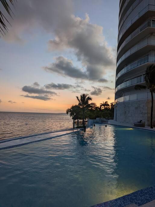 Peninsula Luxury Apartments with ocean front and espectacular views - no pets